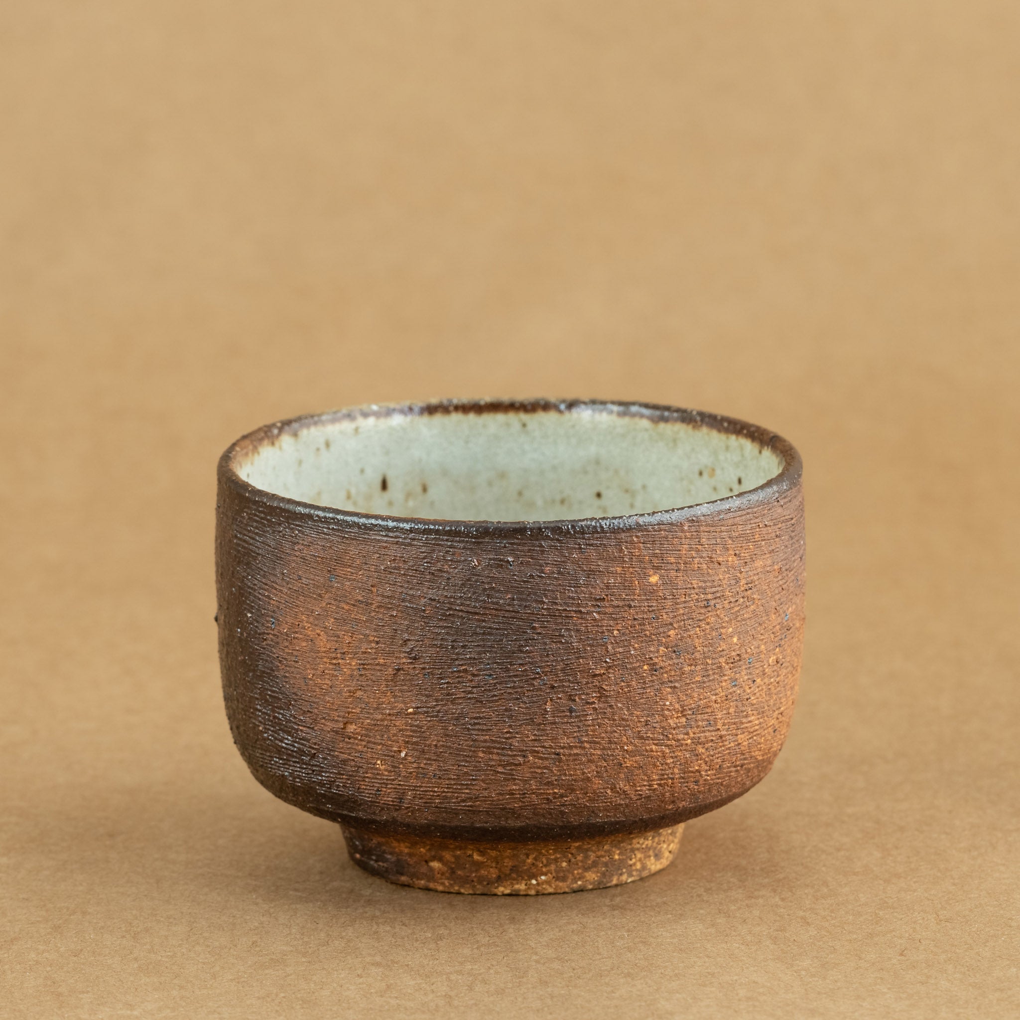 Shiboridashi de gres: Shiboridashi de gres, una pieza única para preparar y servir té de manera tradicional.