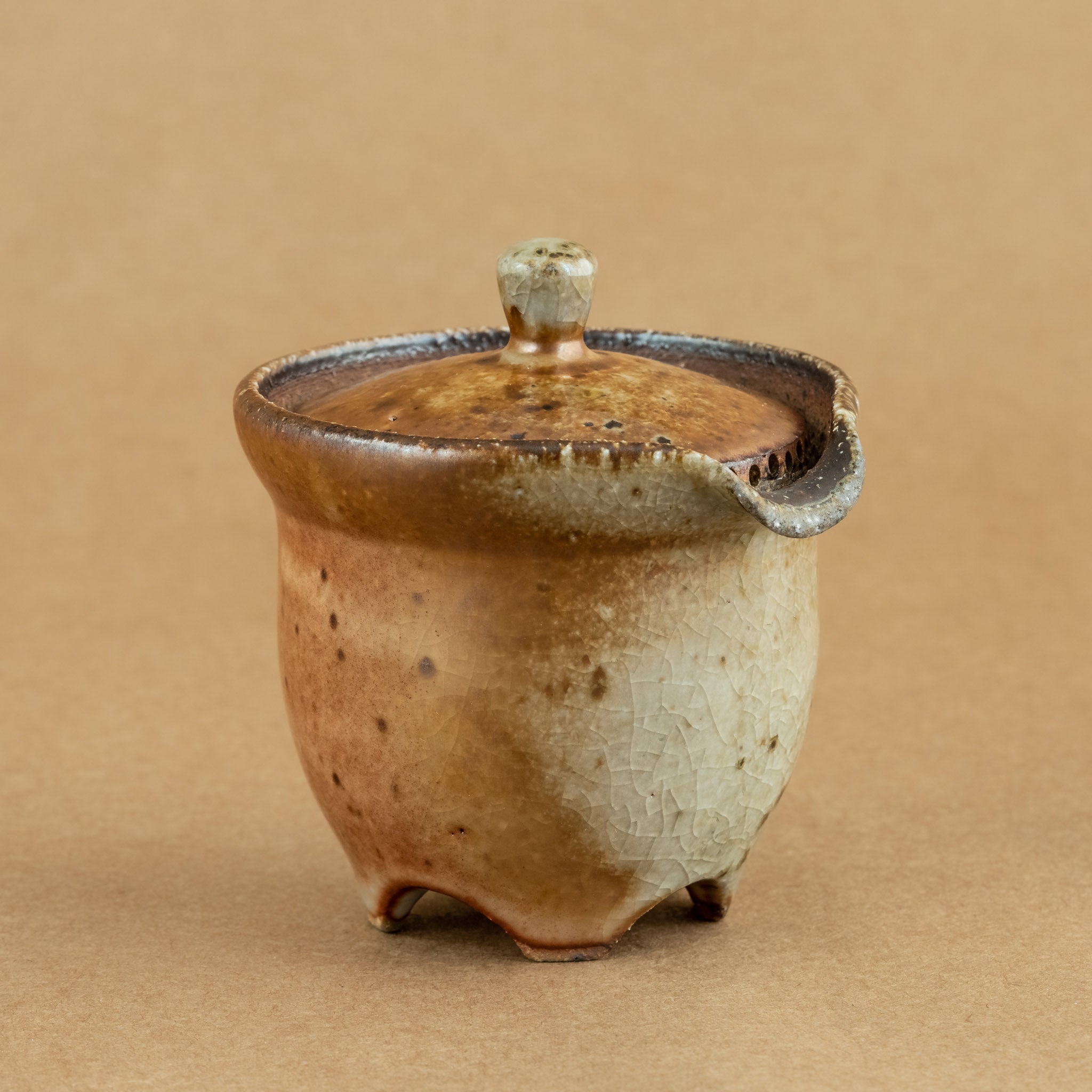 Shiboridashi de gres: Shiboridashi de gres, una pieza única para preparar y servir té de manera tradicional.