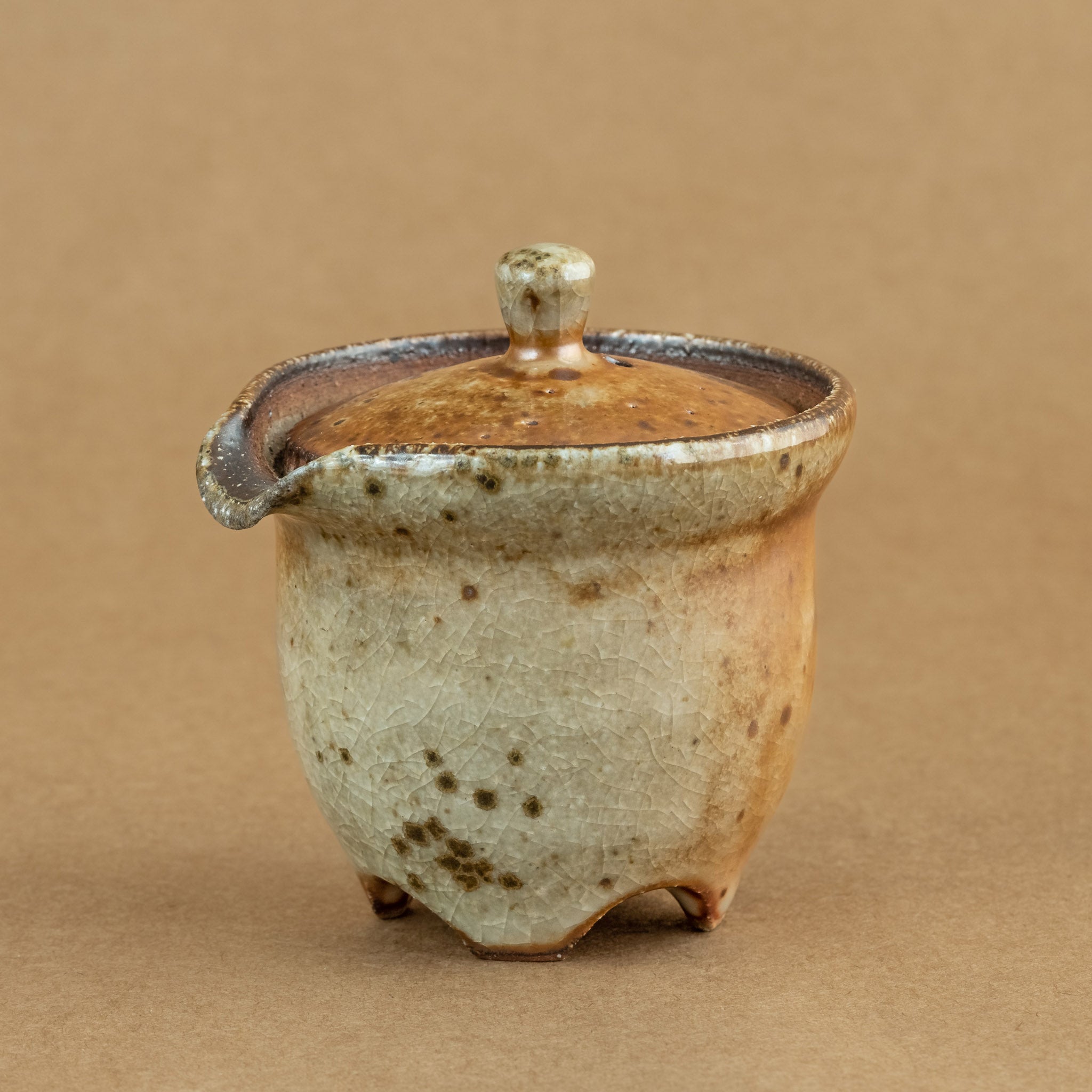 Shiboridashi de gres: Shiboridashi de gres, una pieza única para preparar y servir té de manera tradicional.