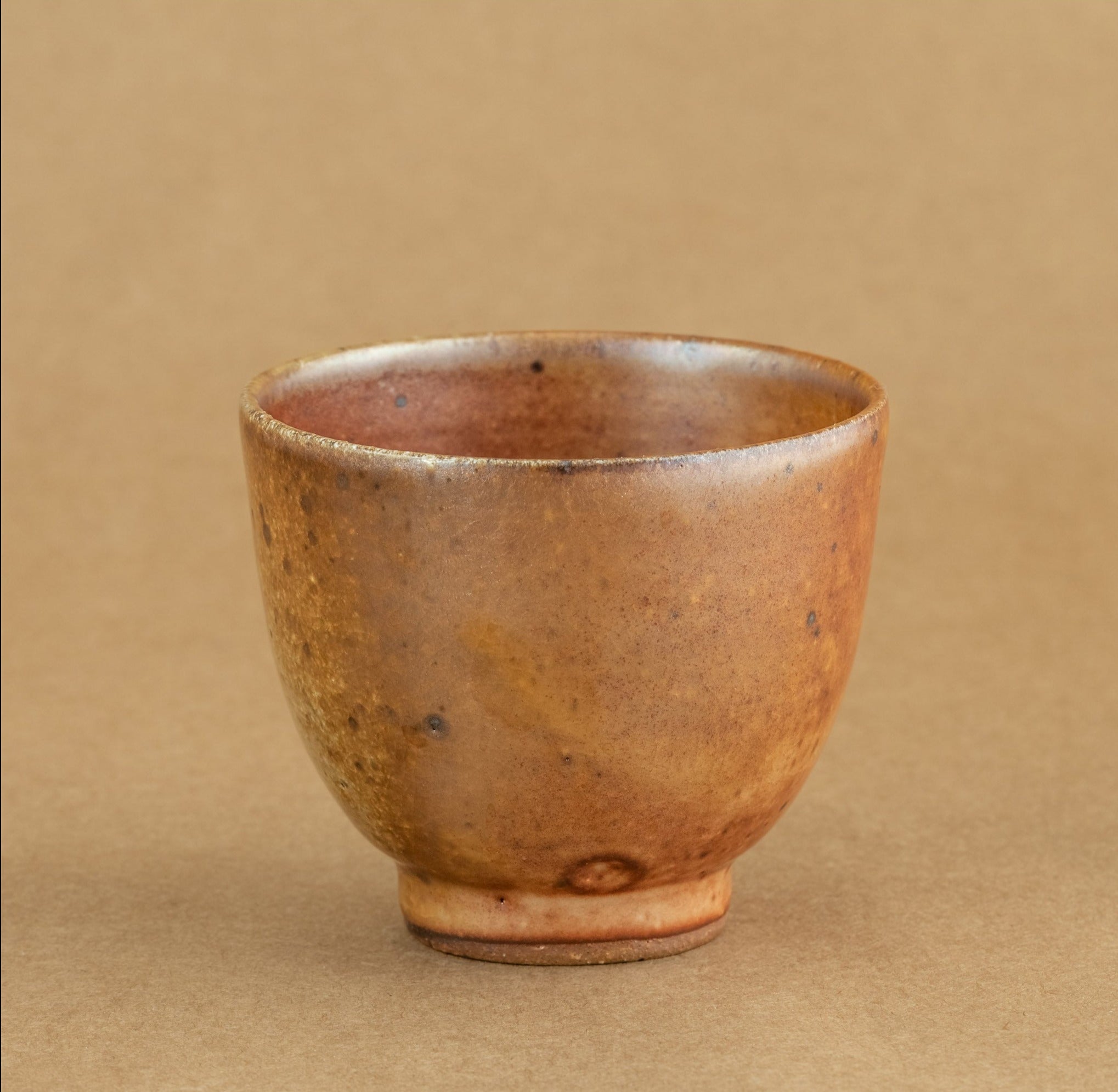 Shiboridashi de gres: Shiboridashi de gres, una pieza única para preparar y servir té de manera tradicional.