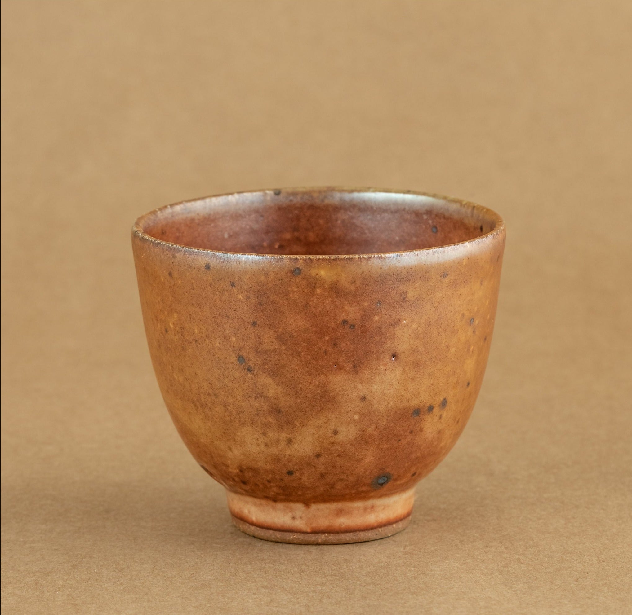 Shiboridashi de gres: Shiboridashi de gres, una pieza única para preparar y servir té de manera tradicional.