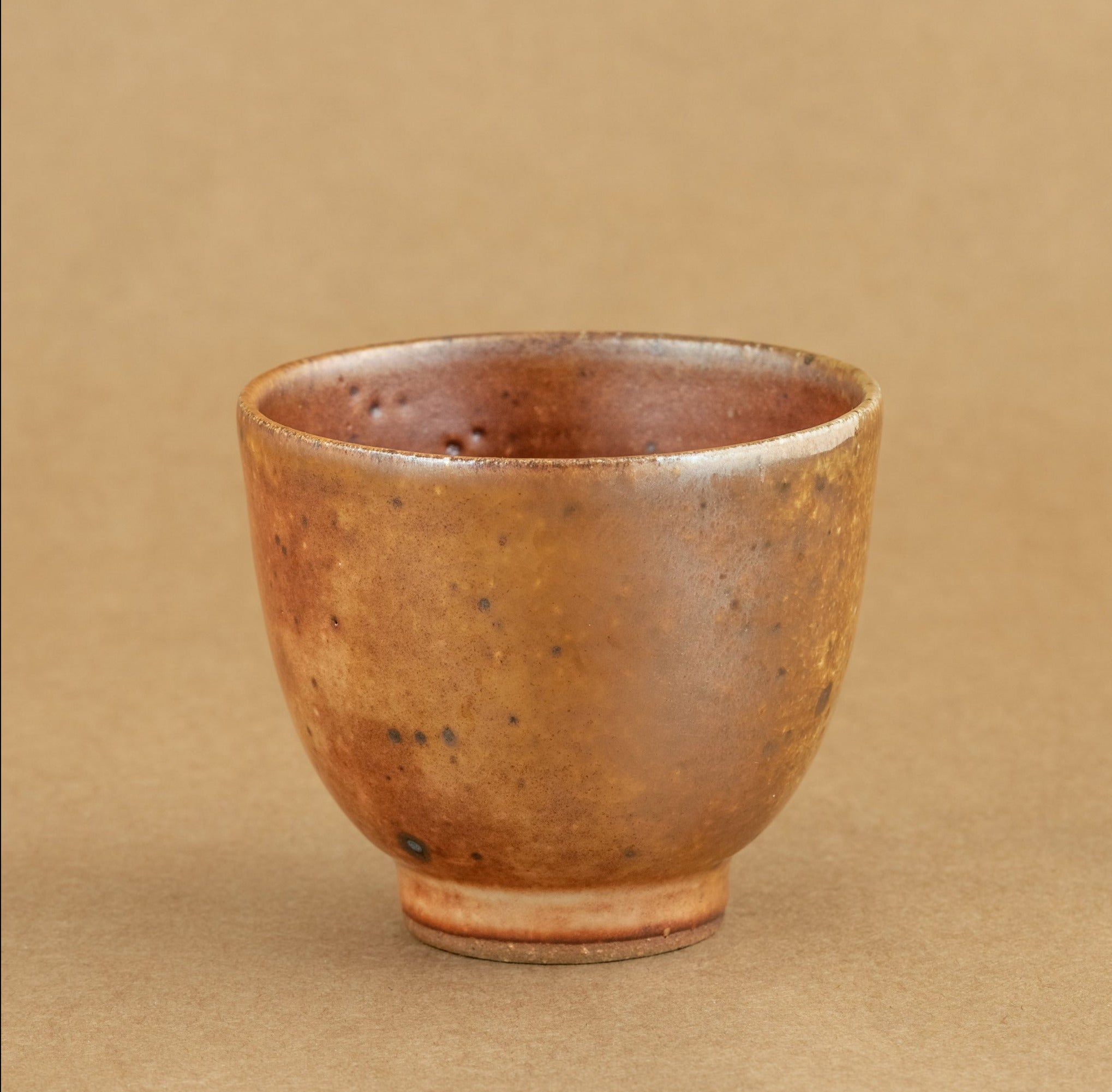Shiboridashi de gres: Shiboridashi de gres, una pieza única para preparar y servir té de manera tradicional.