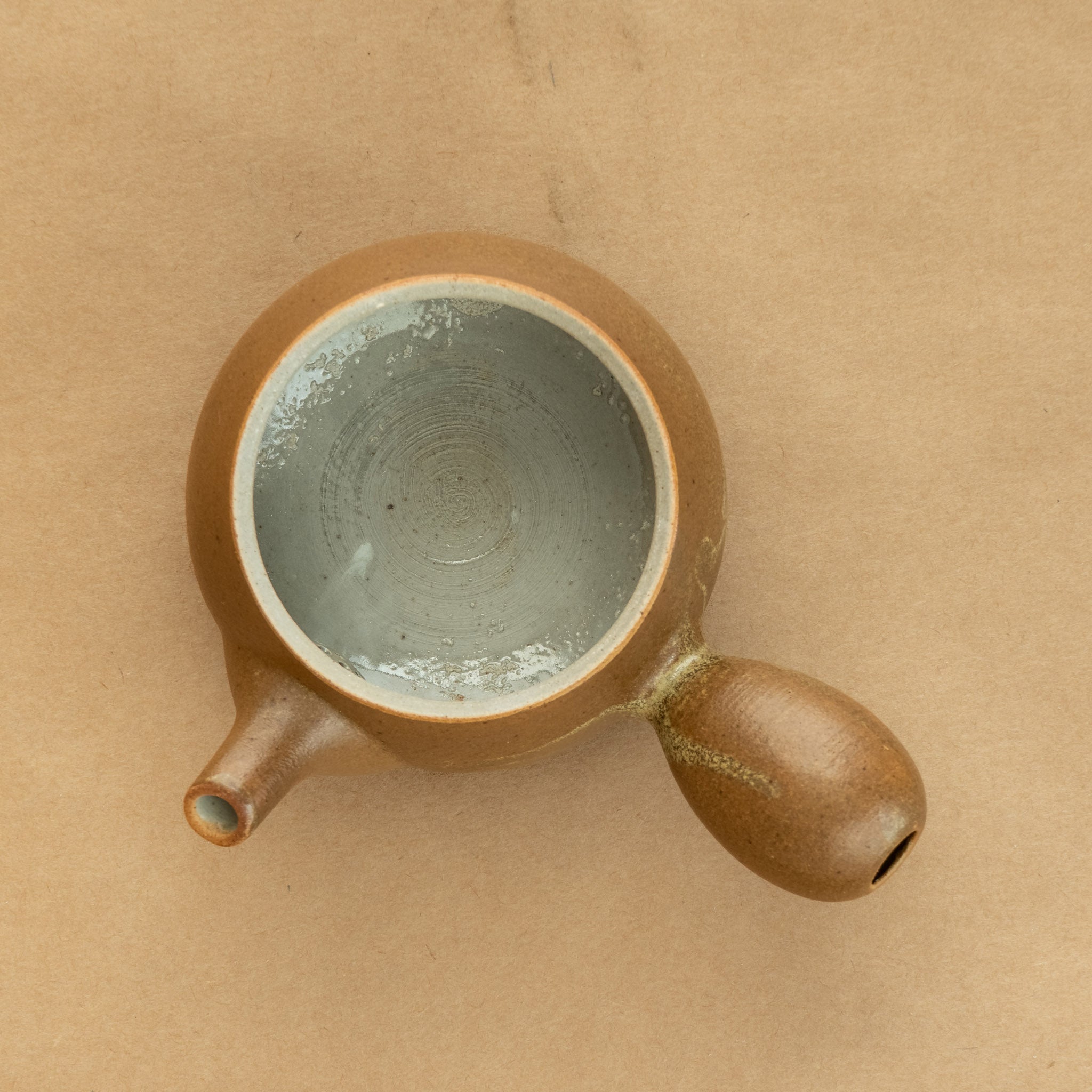 Cha Hai de gres: Cha Hai de gres, una elegante jarra de vertido utilizada en la ceremonia del té, diseñada para disfrutar y apreciar la belleza de la infusión.
