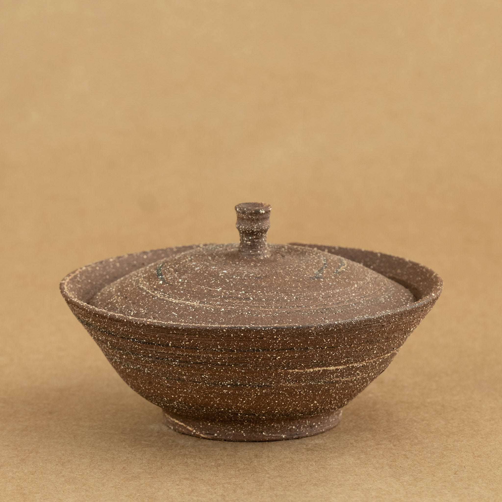 Shiboridashi de gres: Shiboridashi de gres, una pieza única para preparar y servir té de manera tradicional.