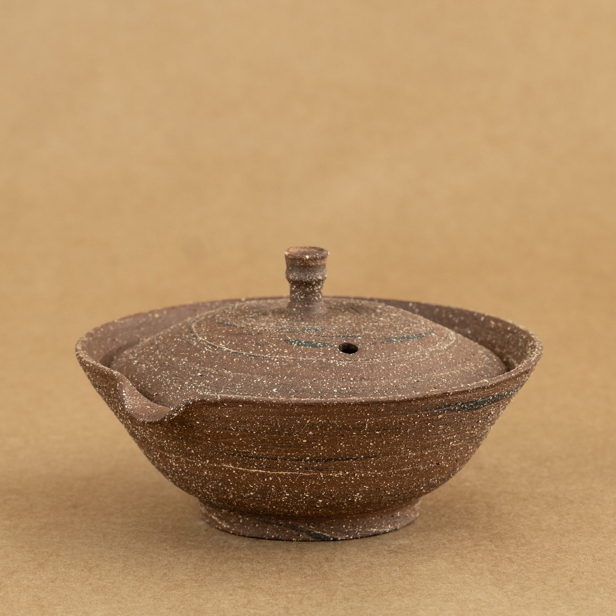 Shiboridashi de gres: Shiboridashi de gres, una pieza única para preparar y servir té de manera tradicional.