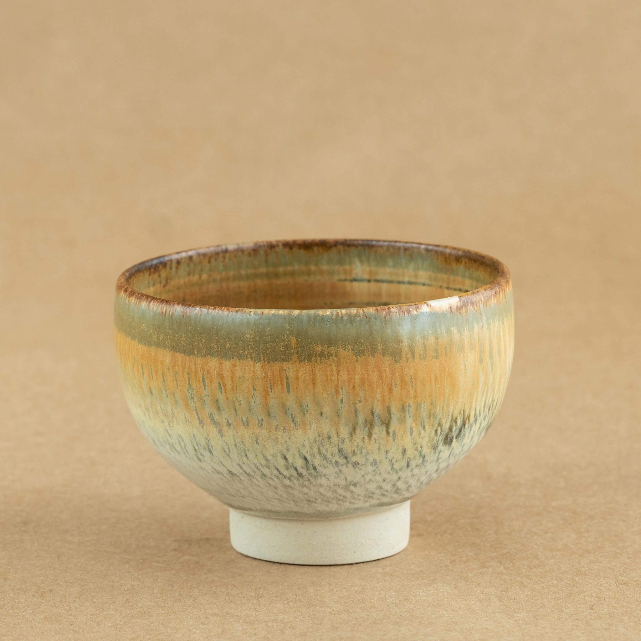 Taza de té de porcelana: Taza de té de porcelana elegante y delicada, perfecta para resaltar la experiencia del té.