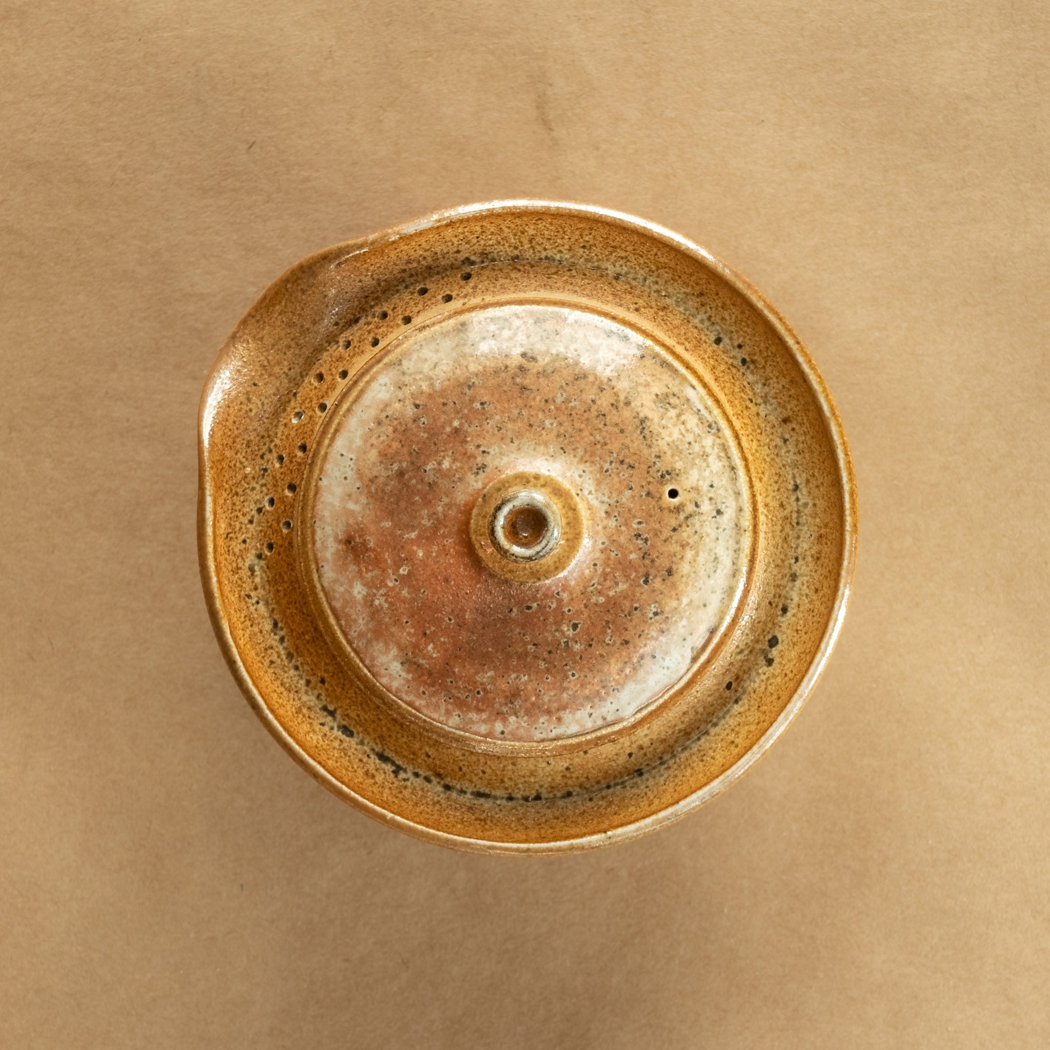 Shiboridashi de gres: Shiboridashi de gres, una pieza única para preparar y servir té de manera tradicional.