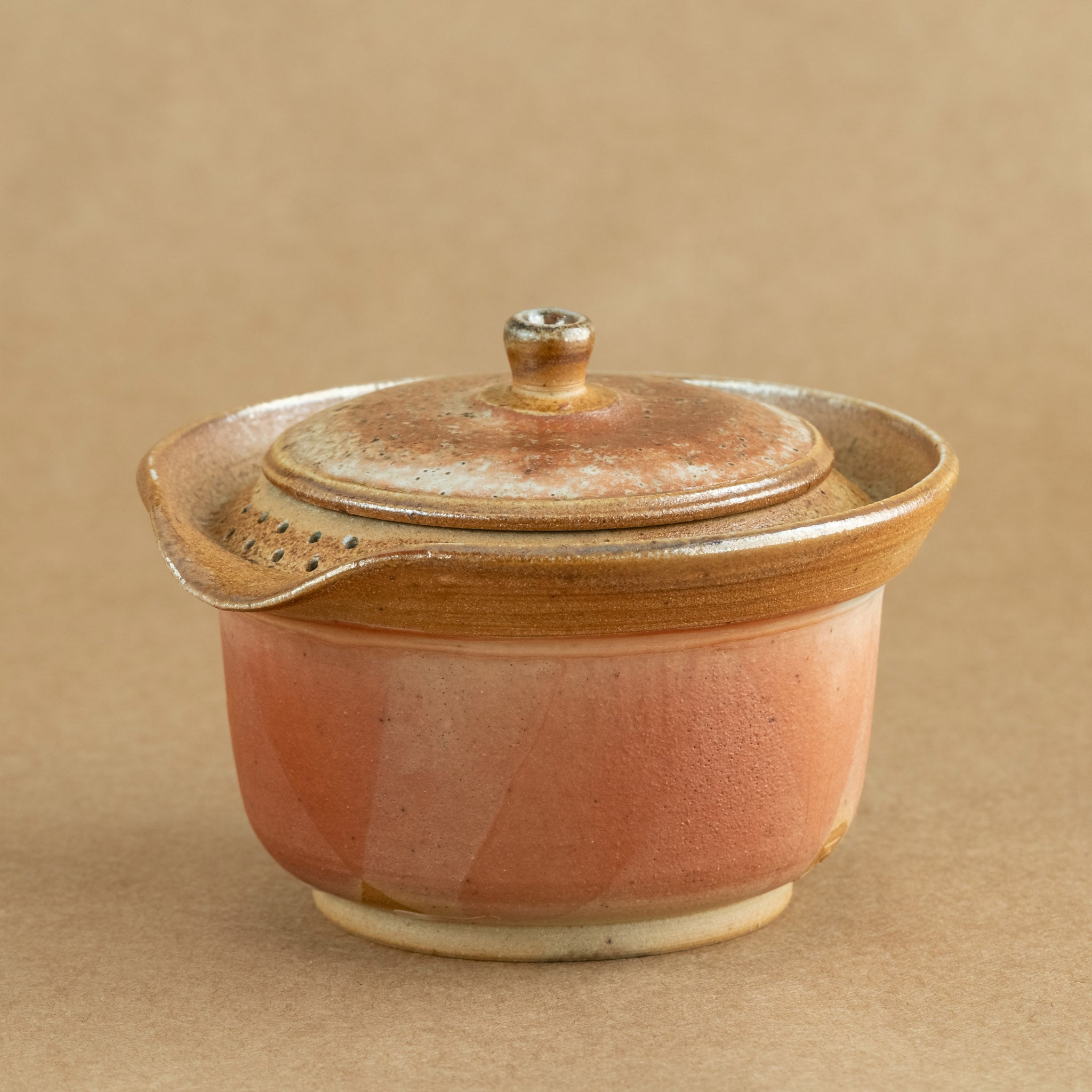 Shiboridashi de gres: Shiboridashi de gres, una pieza única para preparar y servir té de manera tradicional.