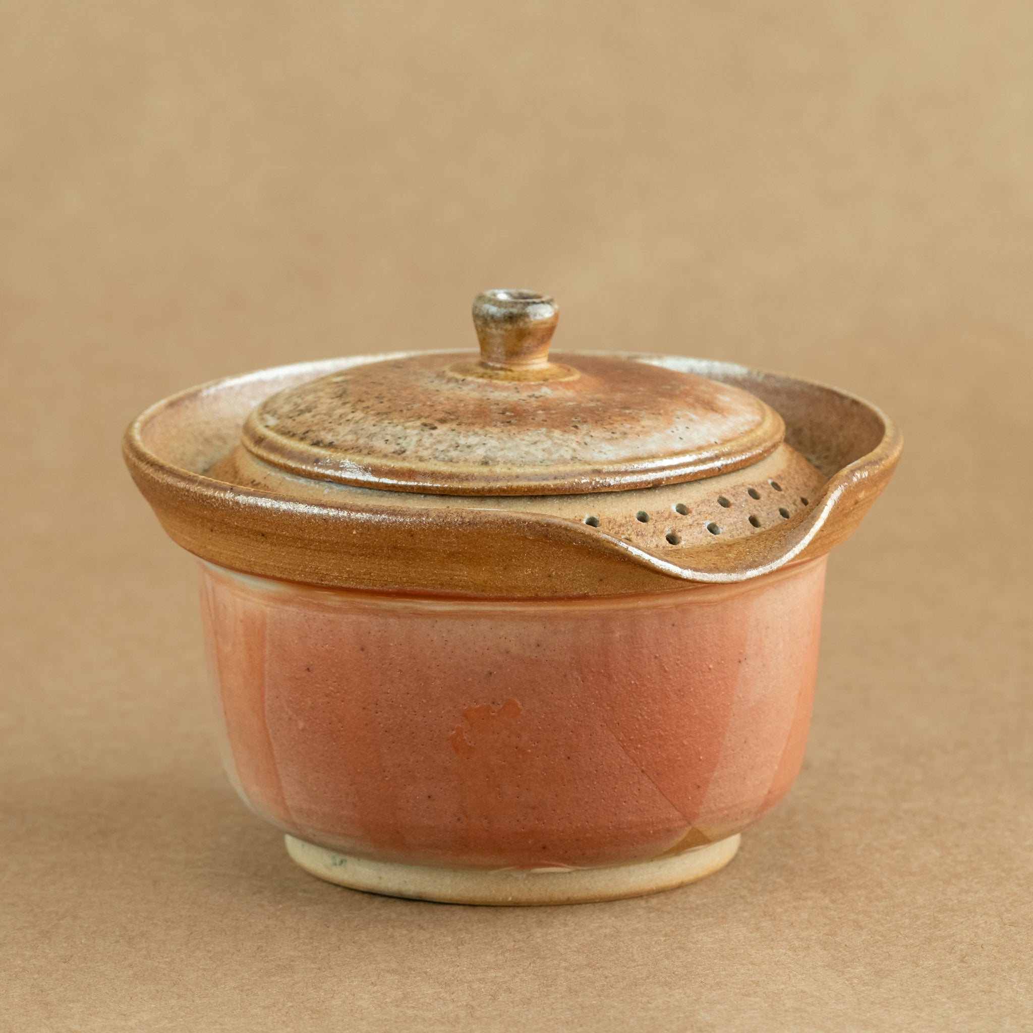 Shiboridashi de gres: Shiboridashi de gres, una pieza única para preparar y servir té de manera tradicional.