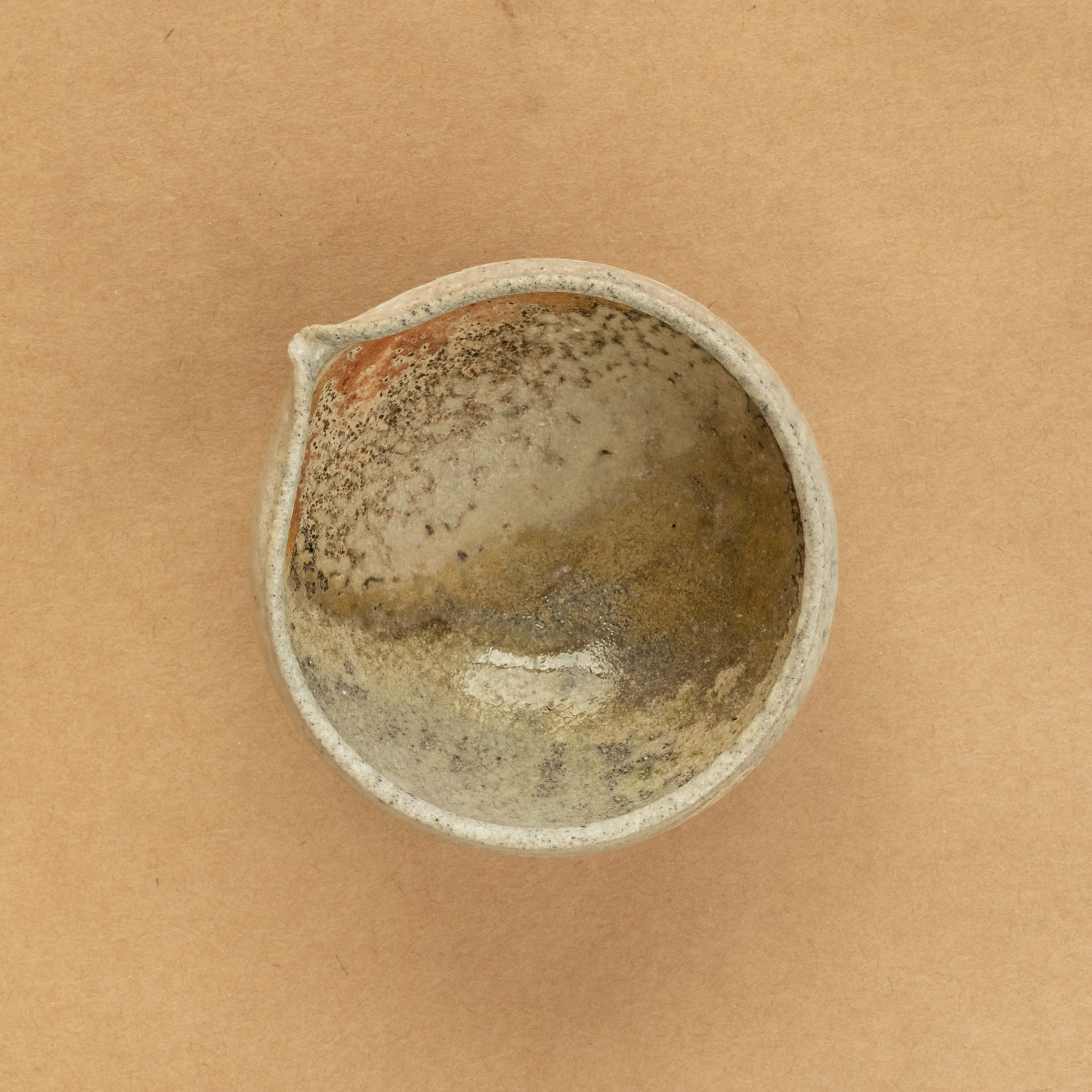 Cha Hai de gres: Cha Hai de gres, una elegante jarra de vertido utilizada en la ceremonia del té, diseñada para disfrutar y apreciar la belleza de la infusión.