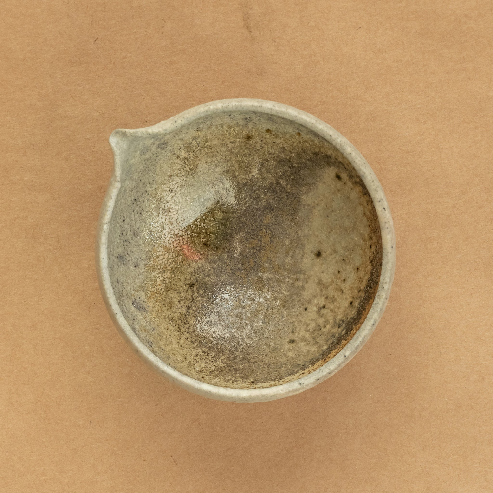 Cha Hai de gres: Cha Hai de gres, una elegante jarra de vertido utilizada en la ceremonia del té, diseñada para disfrutar y apreciar la belleza de la infusión.
