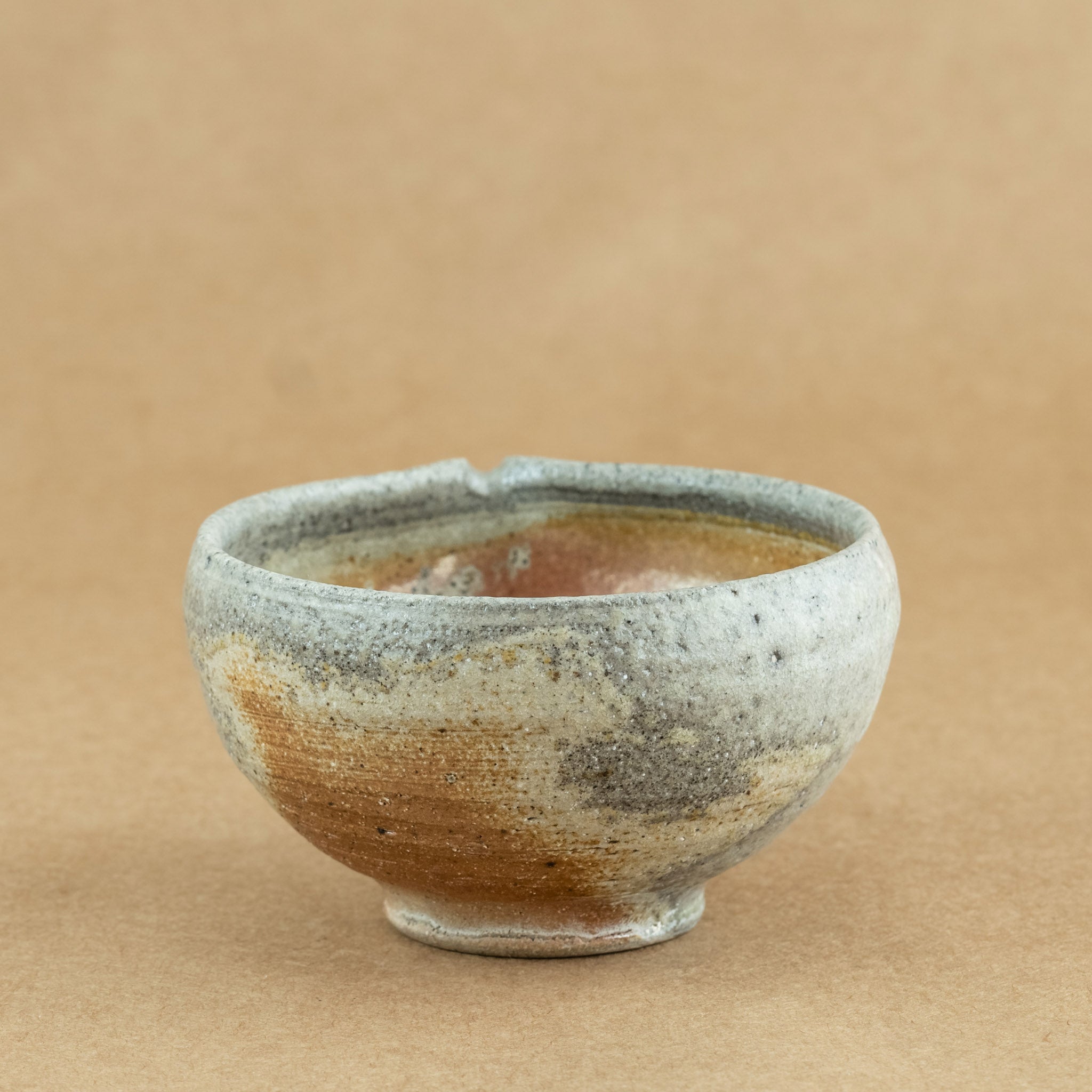 Cha Hai de gres: Cha Hai de gres, una elegante jarra de vertido utilizada en la ceremonia del té, diseñada para disfrutar y apreciar la belleza de la infusión.
