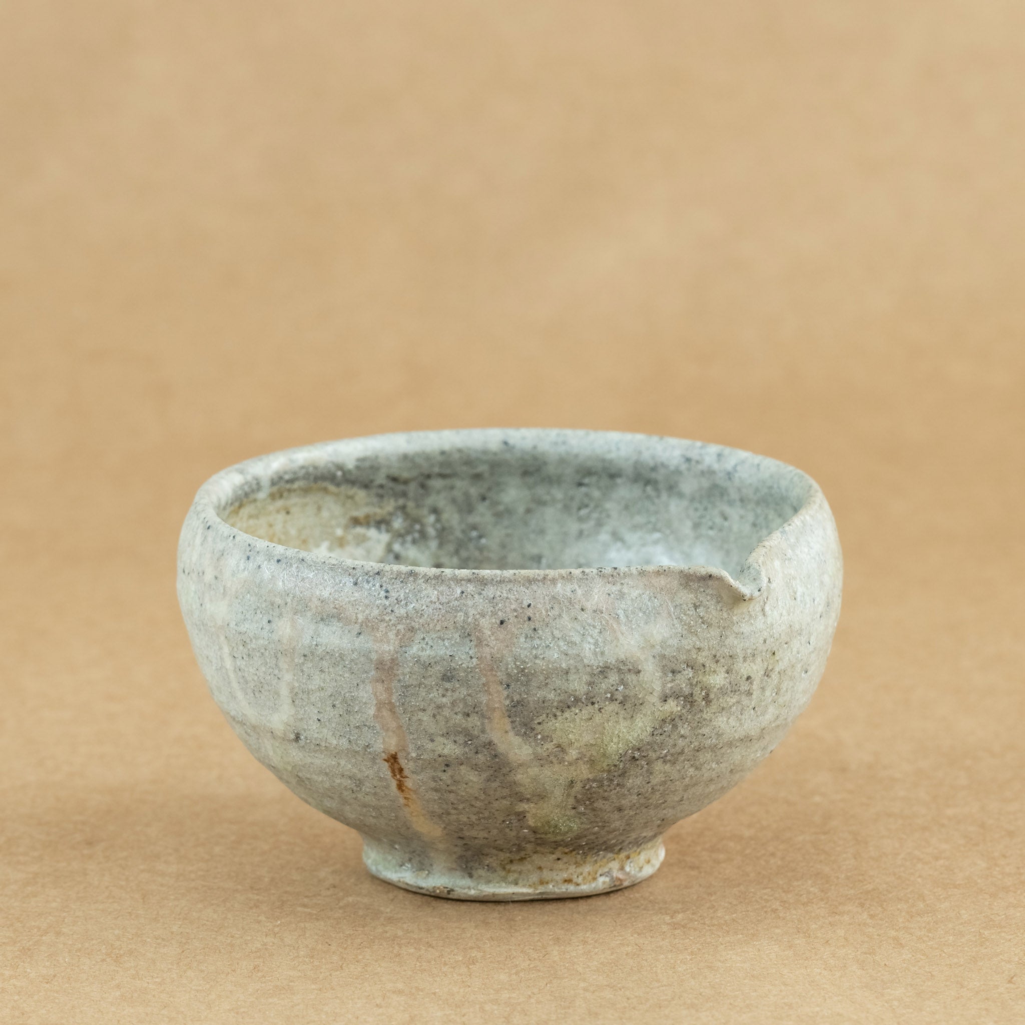 Cha Hai de gres: Cha Hai de gres, una elegante jarra de vertido utilizada en la ceremonia del té, diseñada para disfrutar y apreciar la belleza de la infusión.