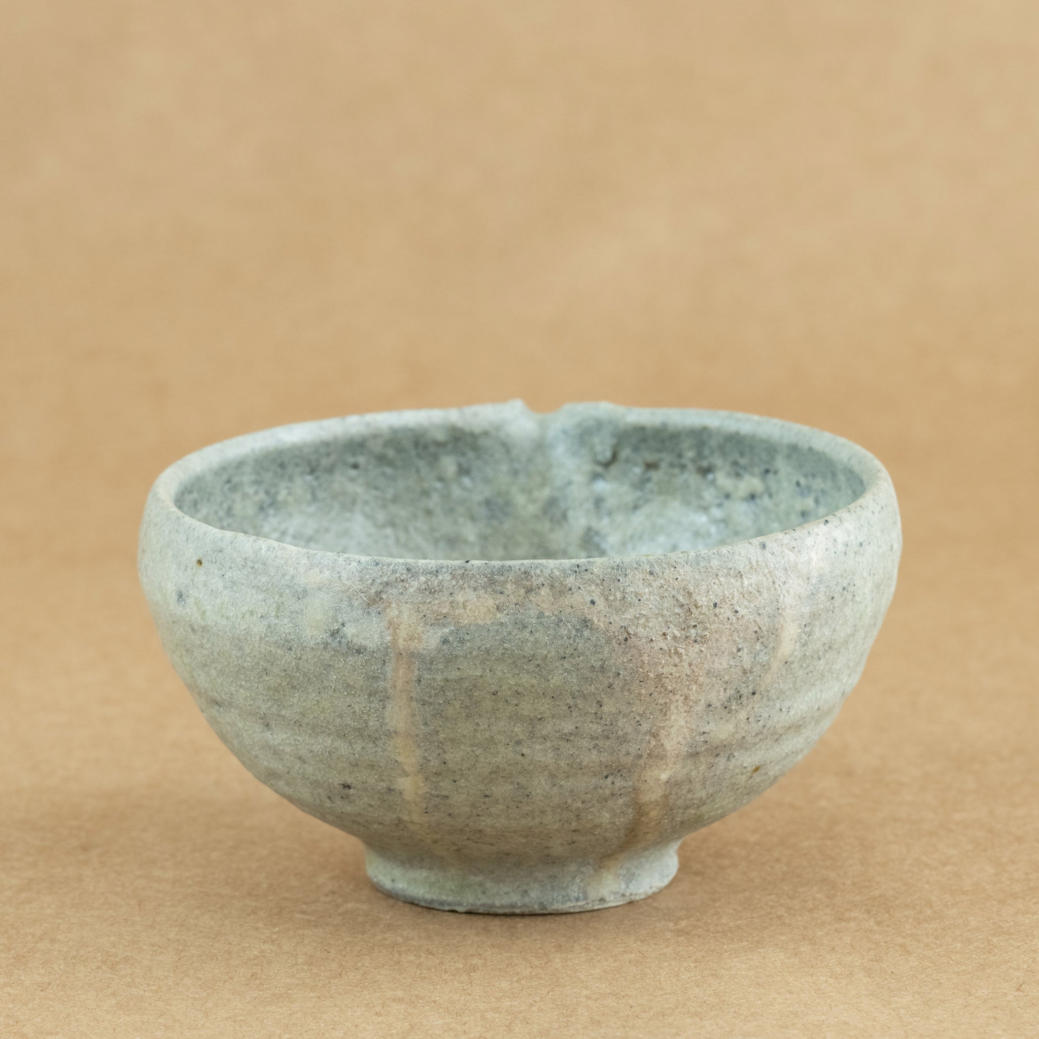 Cha Hai de gres: Cha Hai de gres, una elegante jarra de vertido utilizada en la ceremonia del té, diseñada para disfrutar y apreciar la belleza de la infusión.