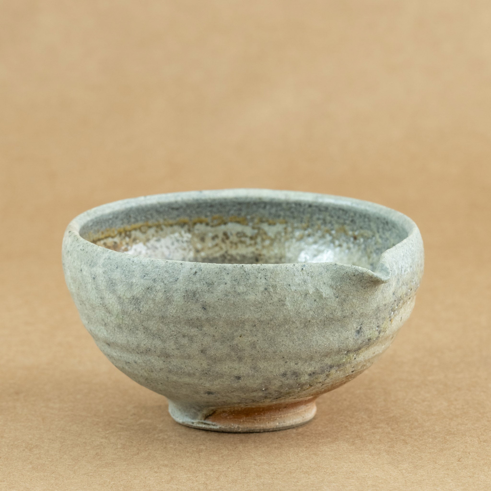 Cha Hai de gres: Cha Hai de gres, una elegante jarra de vertido utilizada en la ceremonia del té, diseñada para disfrutar y apreciar la belleza de la infusión.
