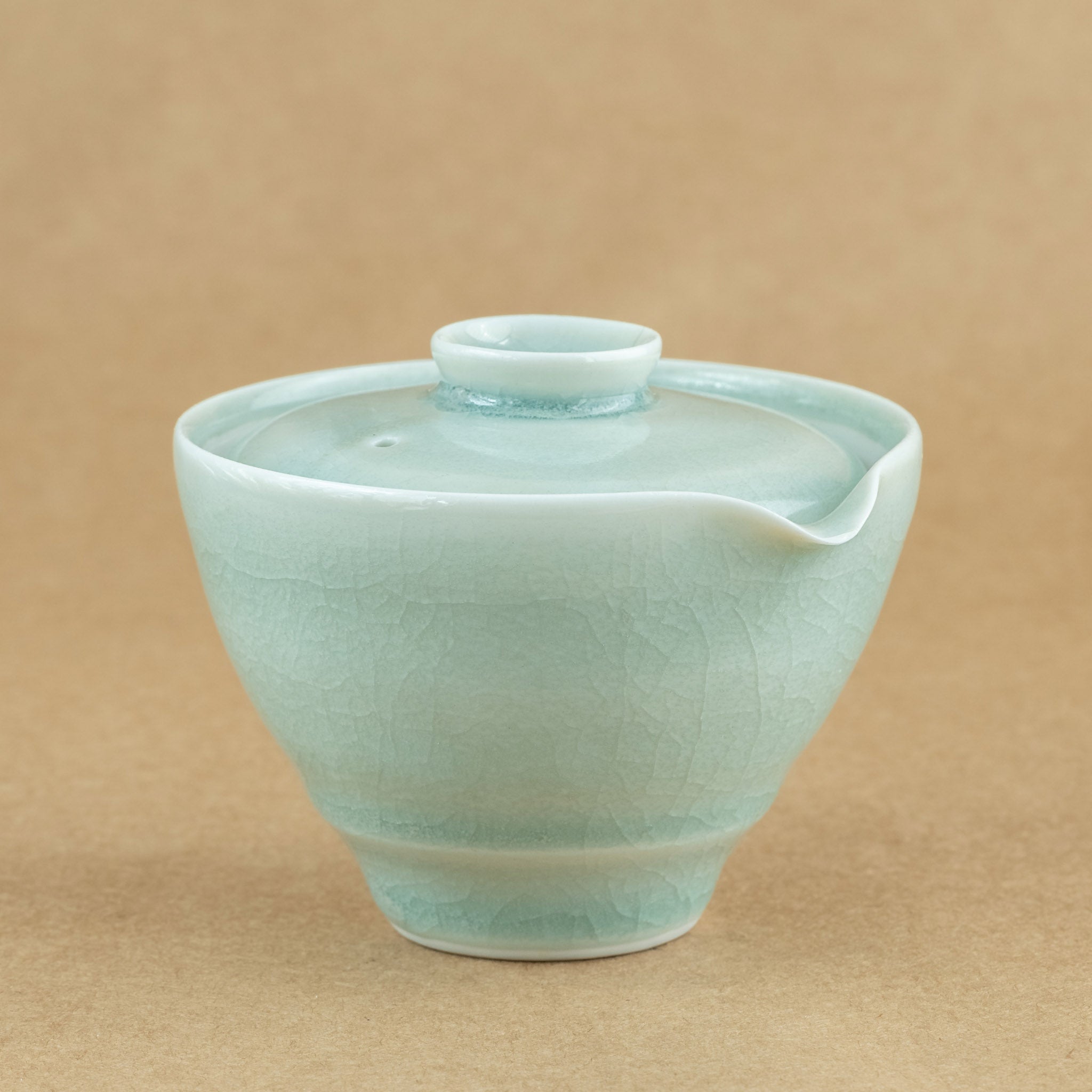 Shiboridashi de porcelana: Shiboridashi de porcelana, una pieza única para preparar y servir té de manera tradicional.