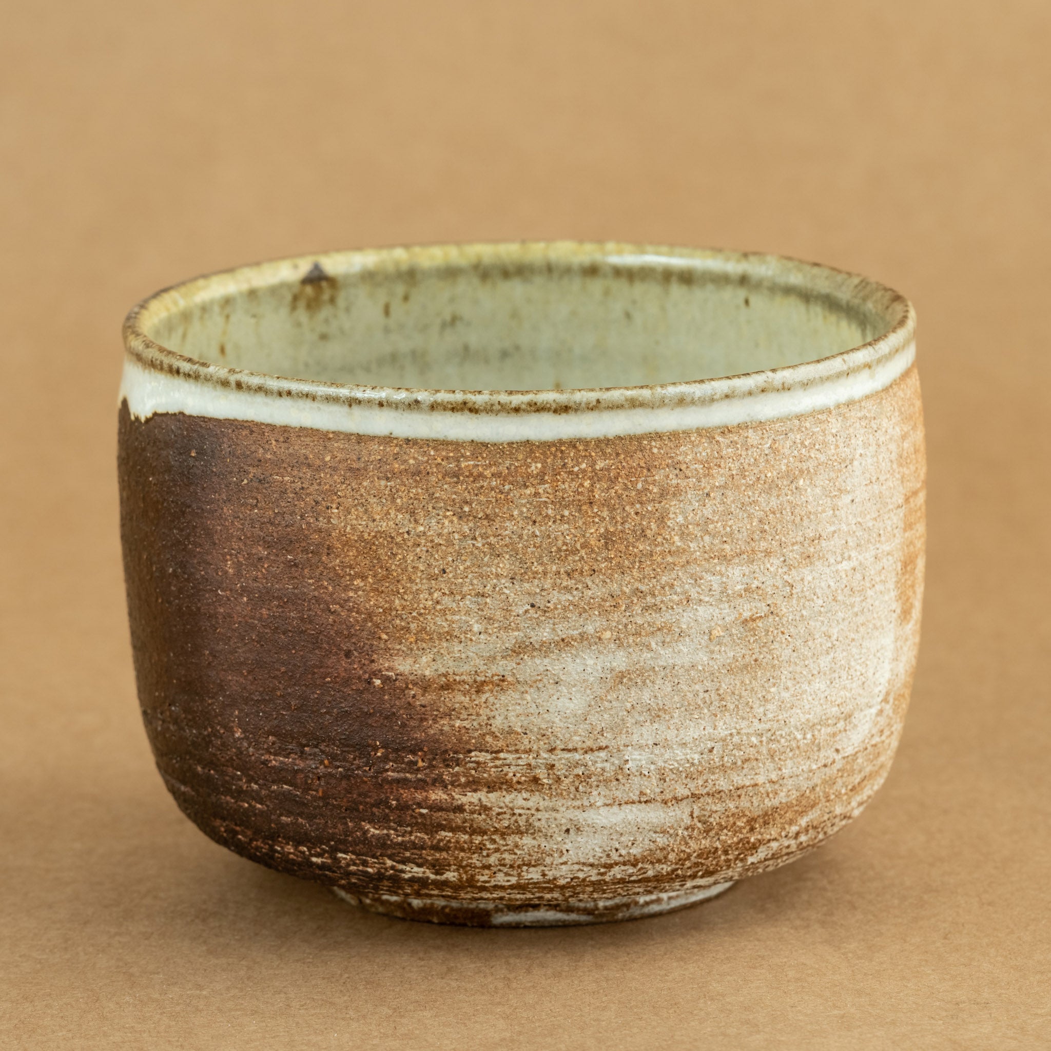 Chawan de gres: Chawan de gres, cuenco tradicional para la ceremonia del té, con detalles que expresan autenticidad.