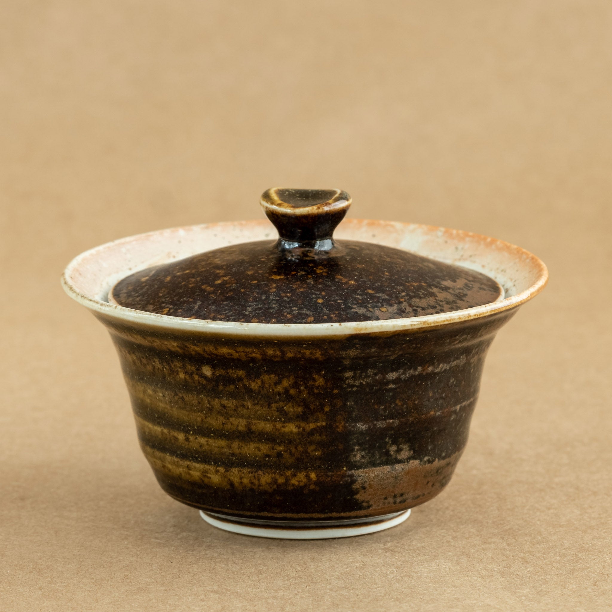Gaiwan de porcelana: Gaiwan de porcelana, una elegante herramienta de preparación de té con tapa y cuenco, ideal para disfrutar de infusiones precisas y aromáticas.
