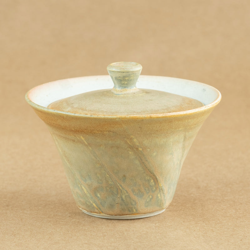 Gaiwan de porcelana: Gaiwan de porcelana, una elegante herramienta de preparación de té con tapa y cuenco, ideal para disfrutar de infusiones precisas y aromáticas.