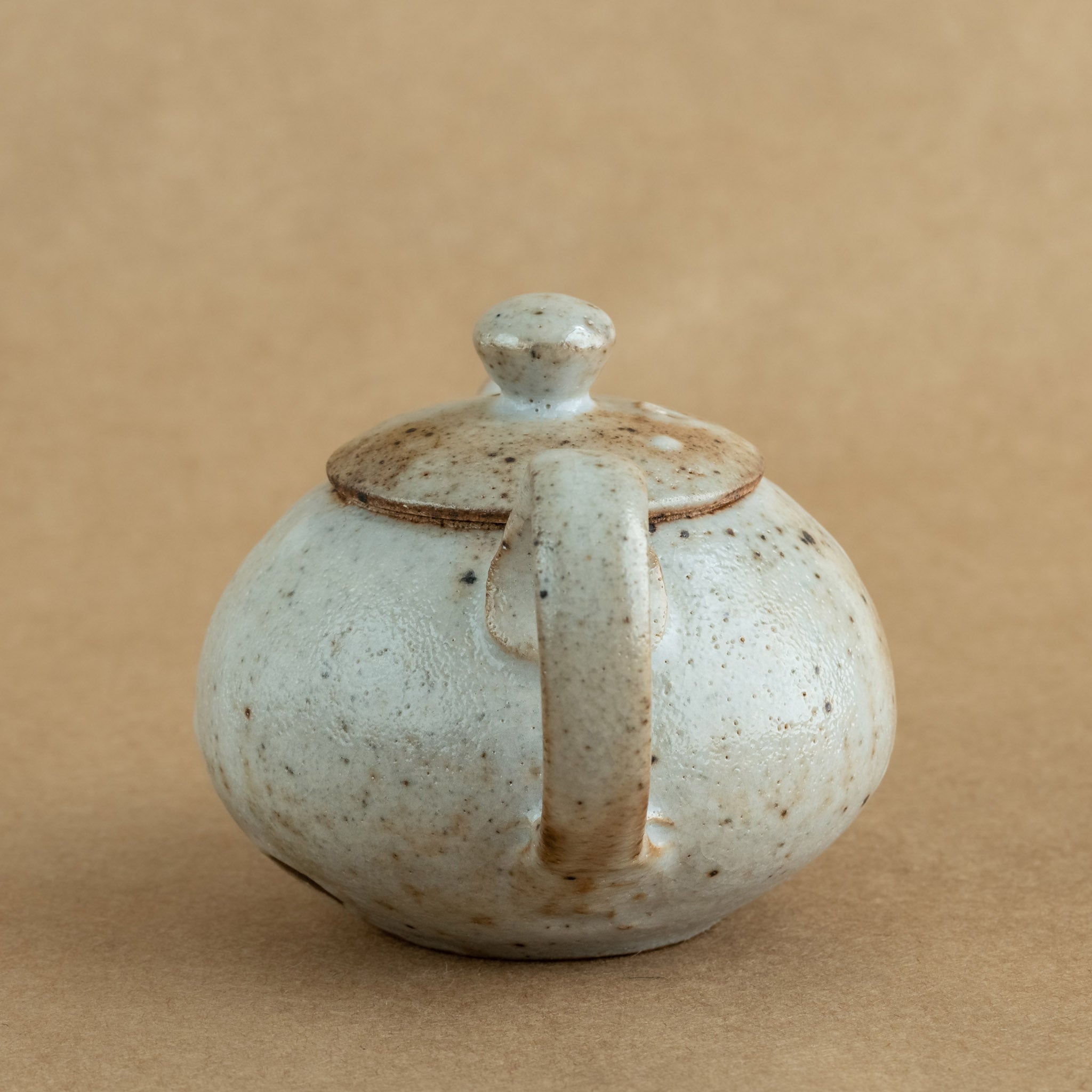Tetera de gres: Elegante tetera de gres con acabados artesanales, ideal para preparar y disfrutar de tu té favorito.