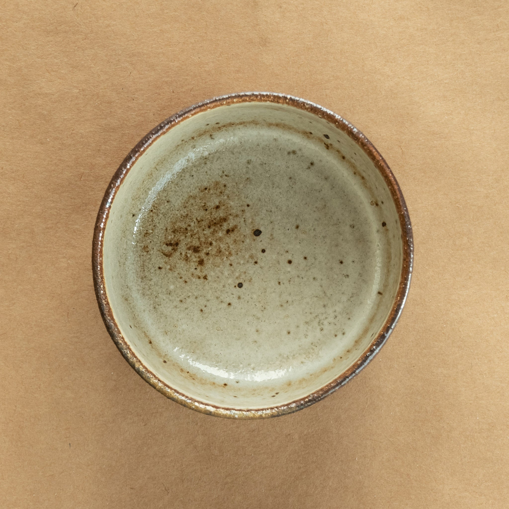 Shiboridashi de gres: Shiboridashi de gres, una pieza única para preparar y servir té de manera tradicional.