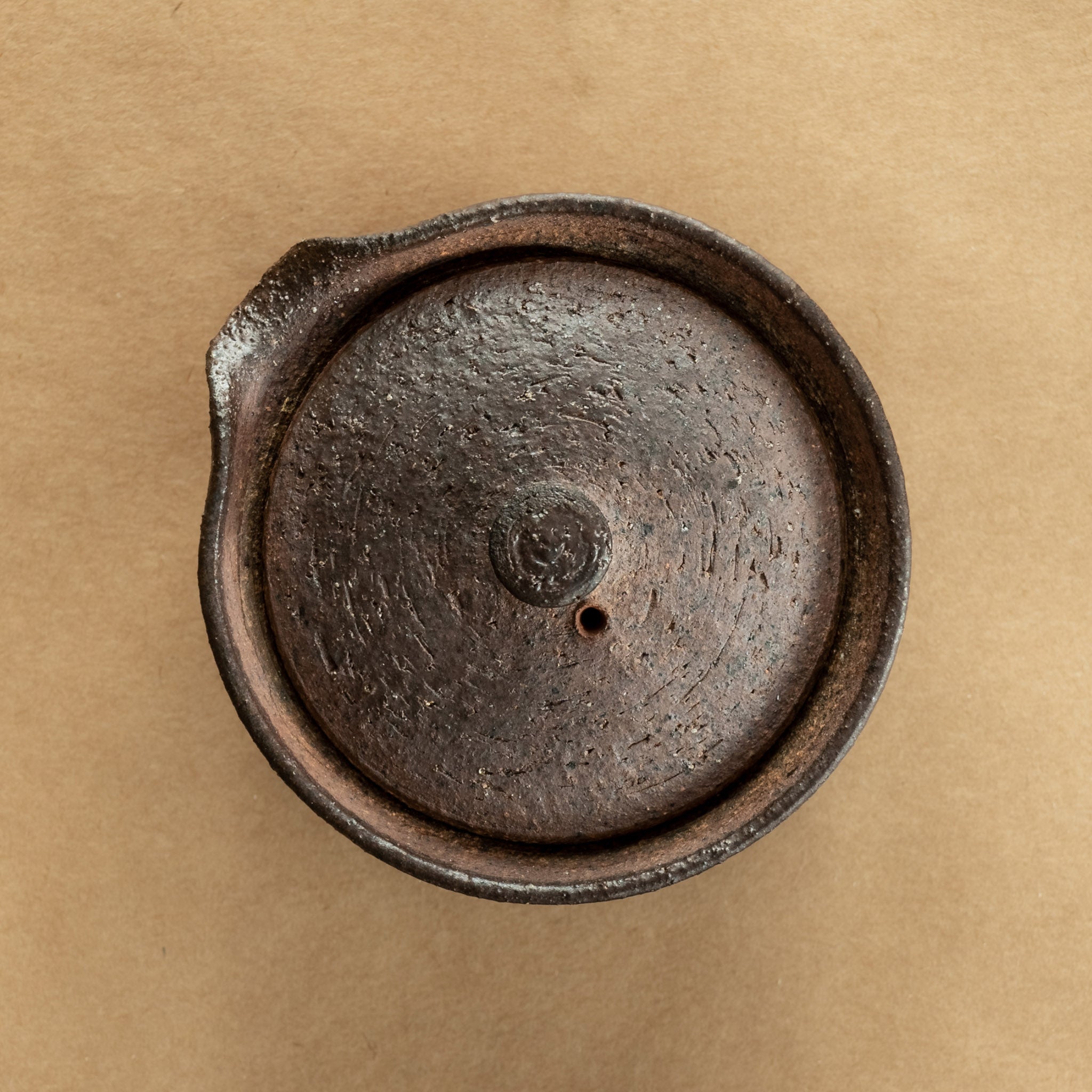 Shiboridashi de gres: Shiboridashi de gres, una pieza única para preparar y servir té de manera tradicional.