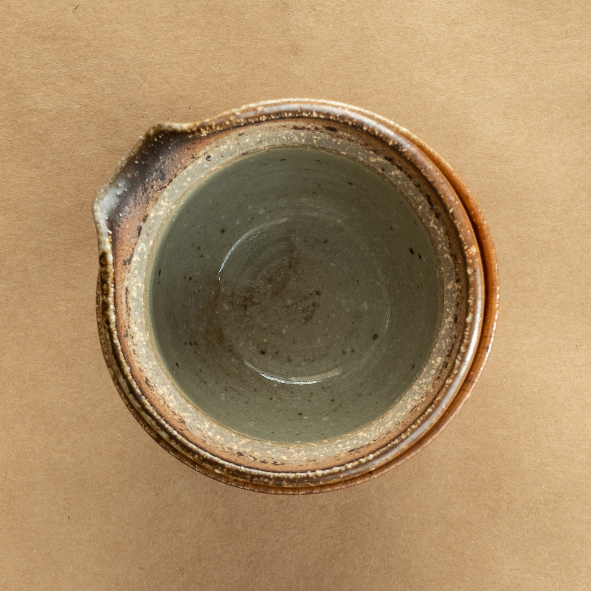 Shiboridashi de gres: Shiboridashi de gres, una pieza única para preparar y servir té de manera tradicional.