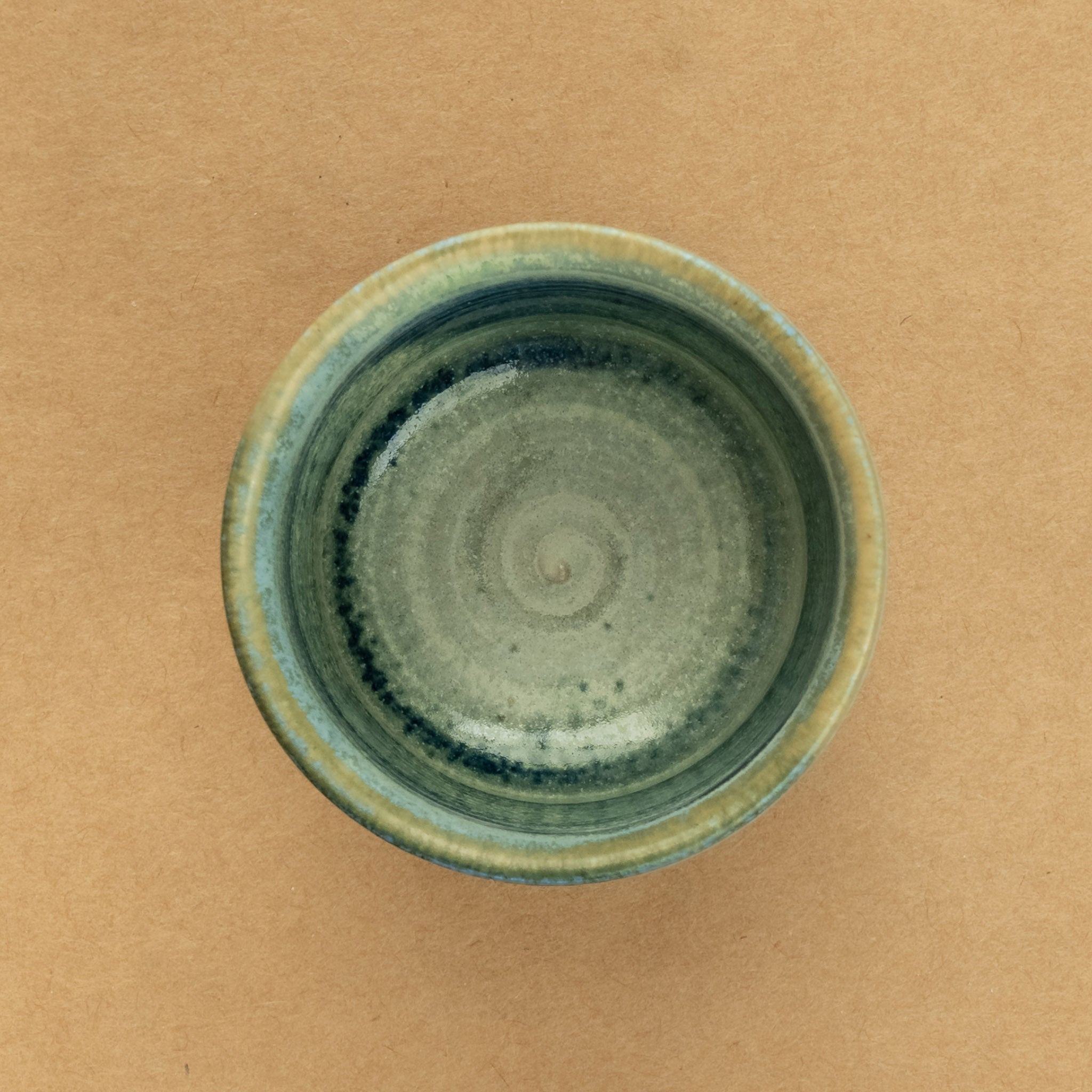 Taza de té de porcelana: Taza de té de porcelana elegante y delicada, perfecta para resaltar la experiencia del té.