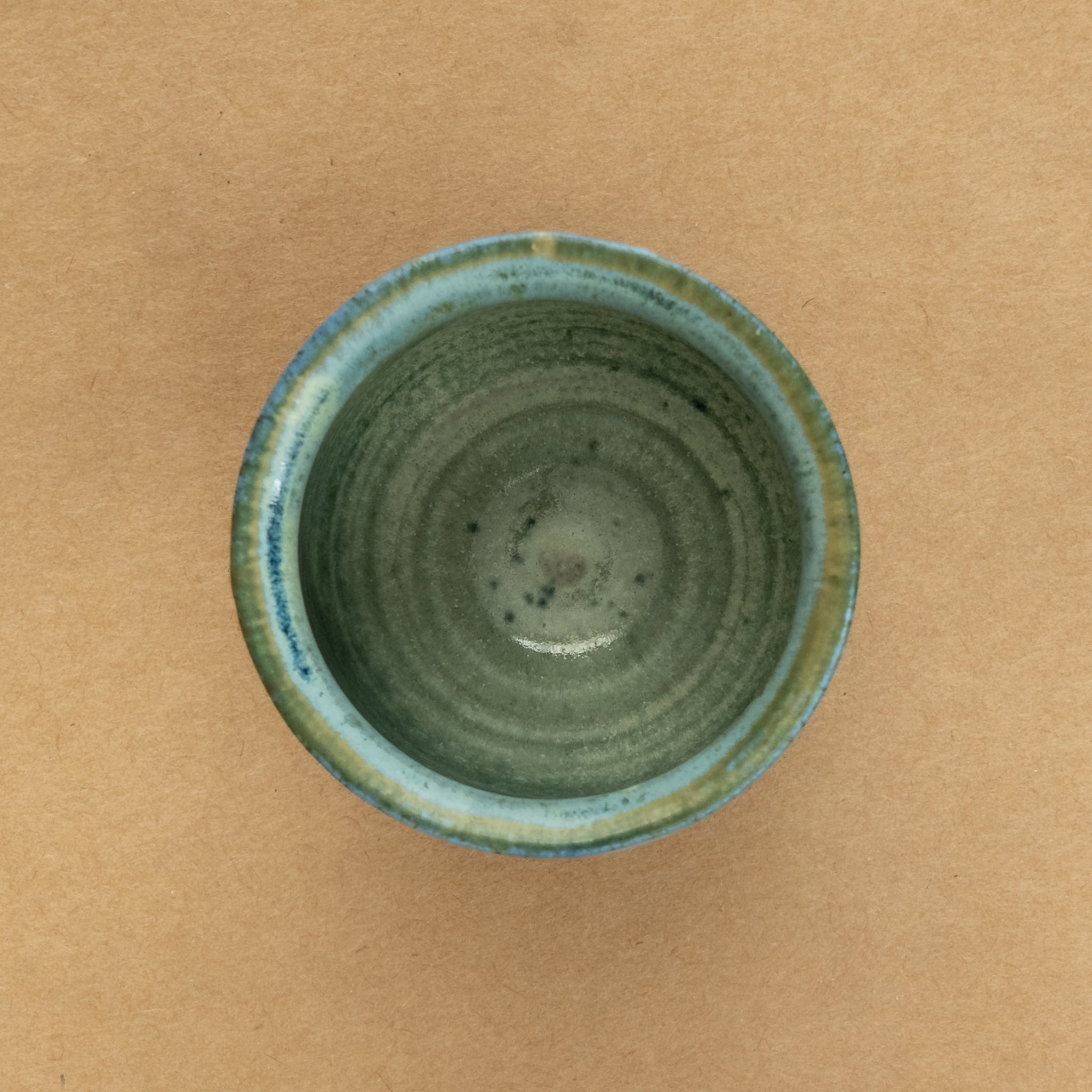 Taza de té de porcelana: Taza de té de porcelana elegante y delicada, perfecta para resaltar la experiencia del té.