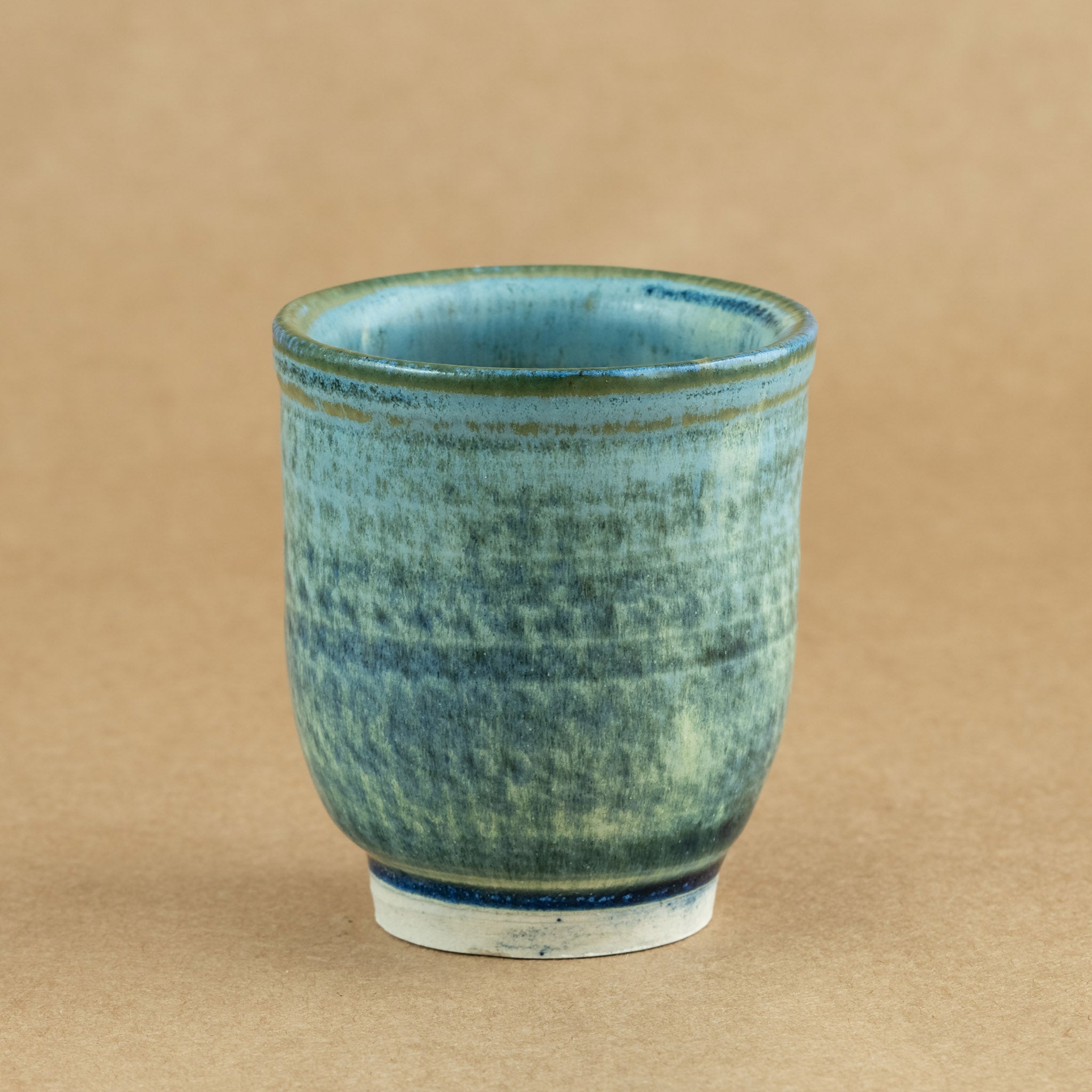 Taza de té de porcelana: Taza de té de porcelana elegante y delicada, perfecta para resaltar la experiencia del té.