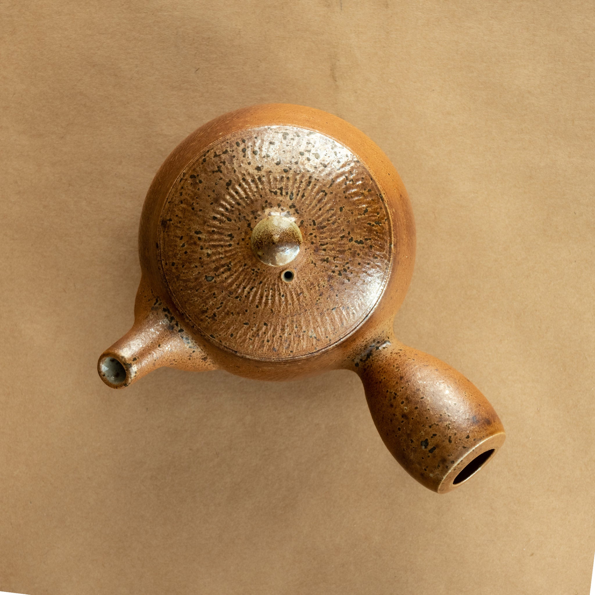 Kyusu de gres: Kyusu japonés de gres, perfecto para infusionar té con precisión y estilo.