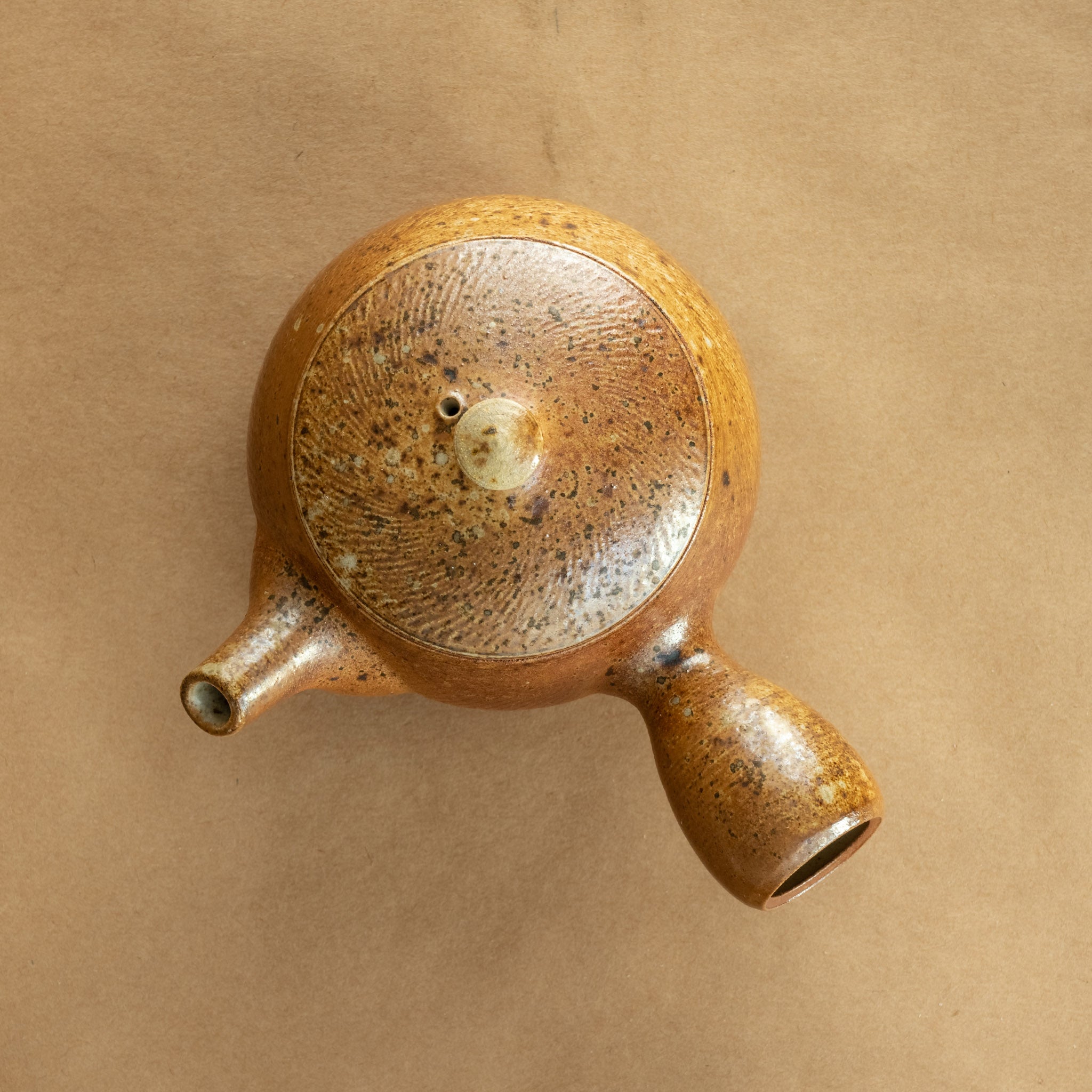 Kyusu de gres: Kyusu japonés de gres, perfecto para infusionar té con precisión y estilo.