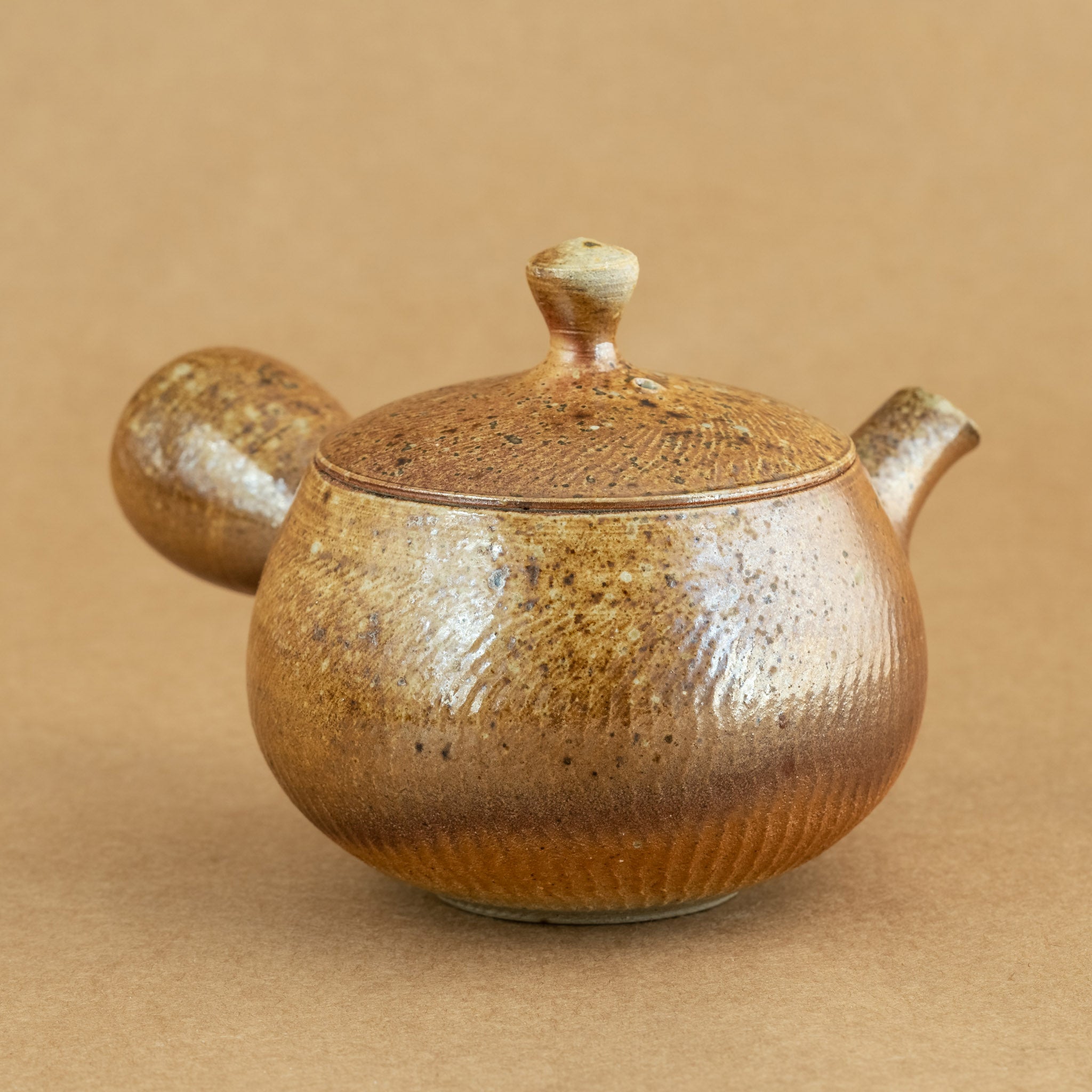 Kyusu de gres: Kyusu japonés de gres, perfecto para infusionar té con precisión y estilo.