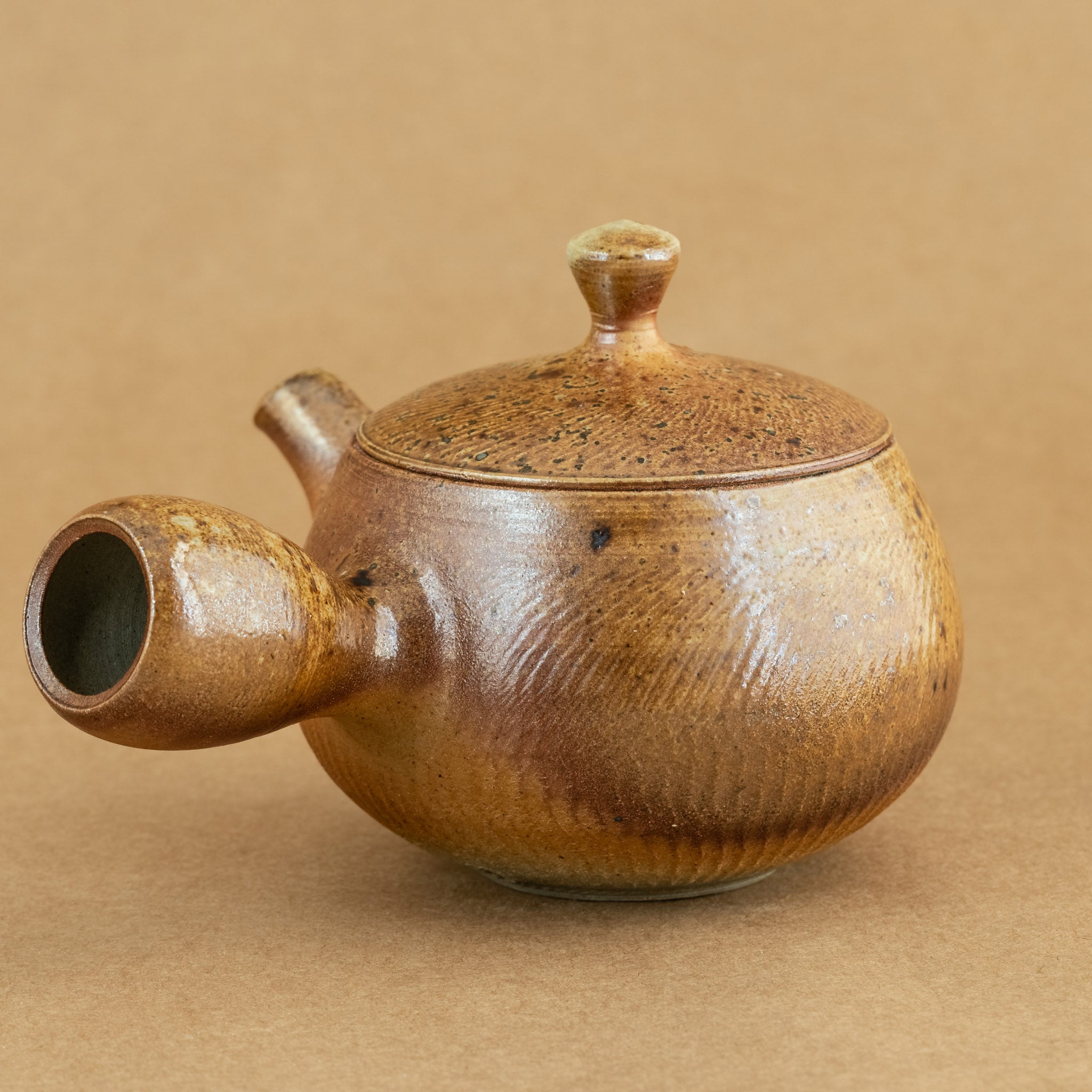Kyusu de gres: Kyusu japonés de gres, perfecto para infusionar té con precisión y estilo.