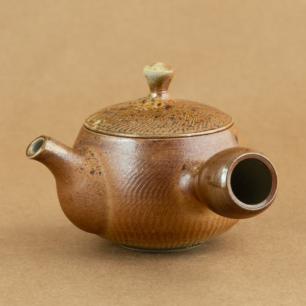 Kyusu de gres: Kyusu japonés de gres, perfecto para infusionar té con precisión y estilo.