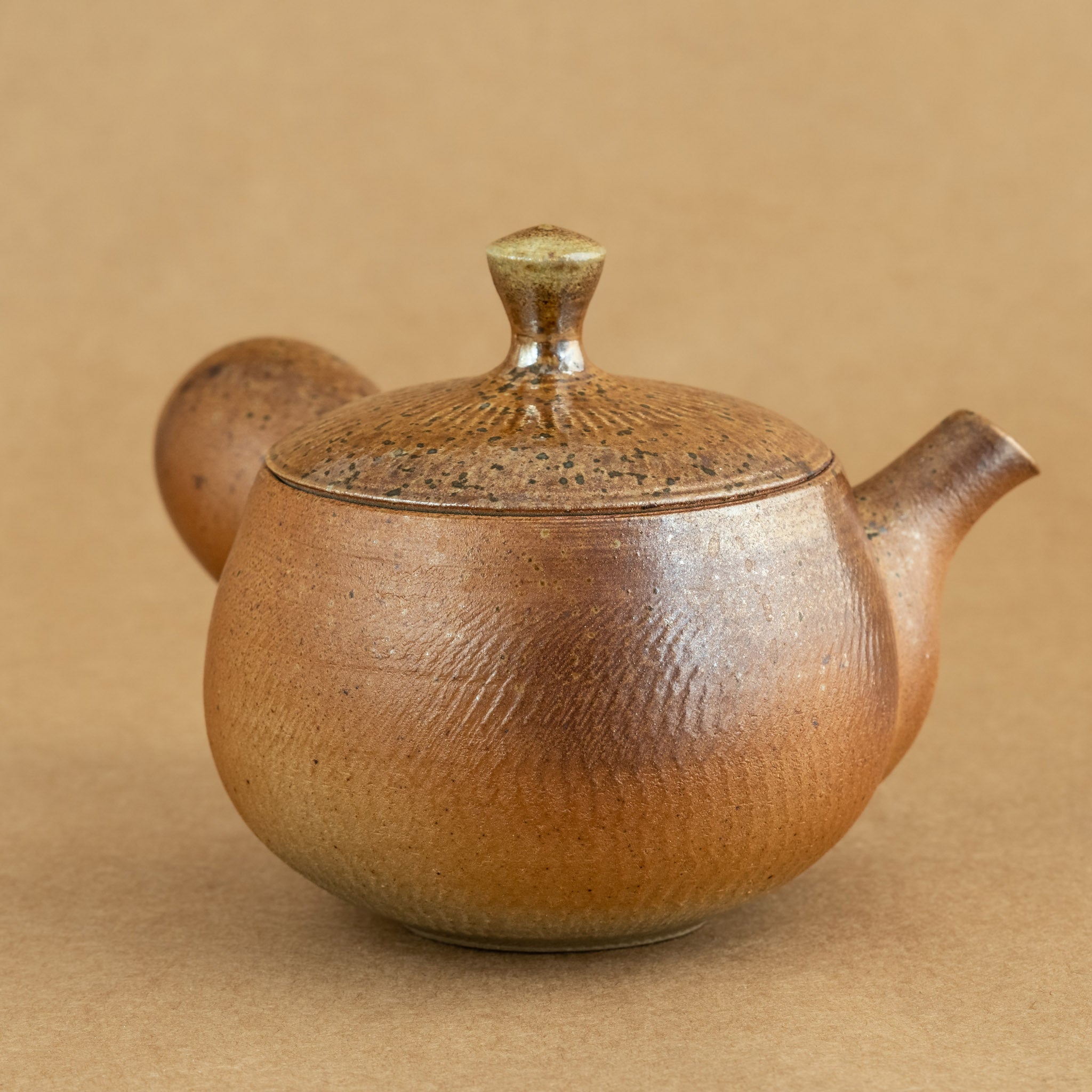 Kyusu de gres: Kyusu japonés de gres, perfecto para infusionar té con precisión y estilo.