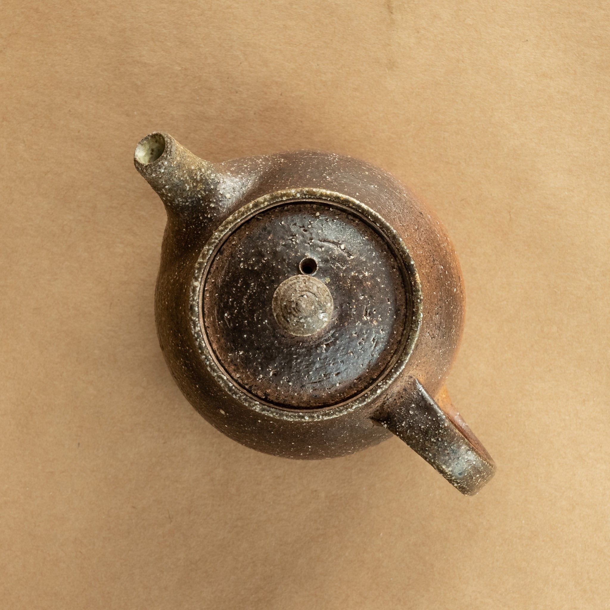 Tetera de gres: Elegante tetera de gres con acabados artesanales, ideal para preparar y disfrutar de tu té favorito.