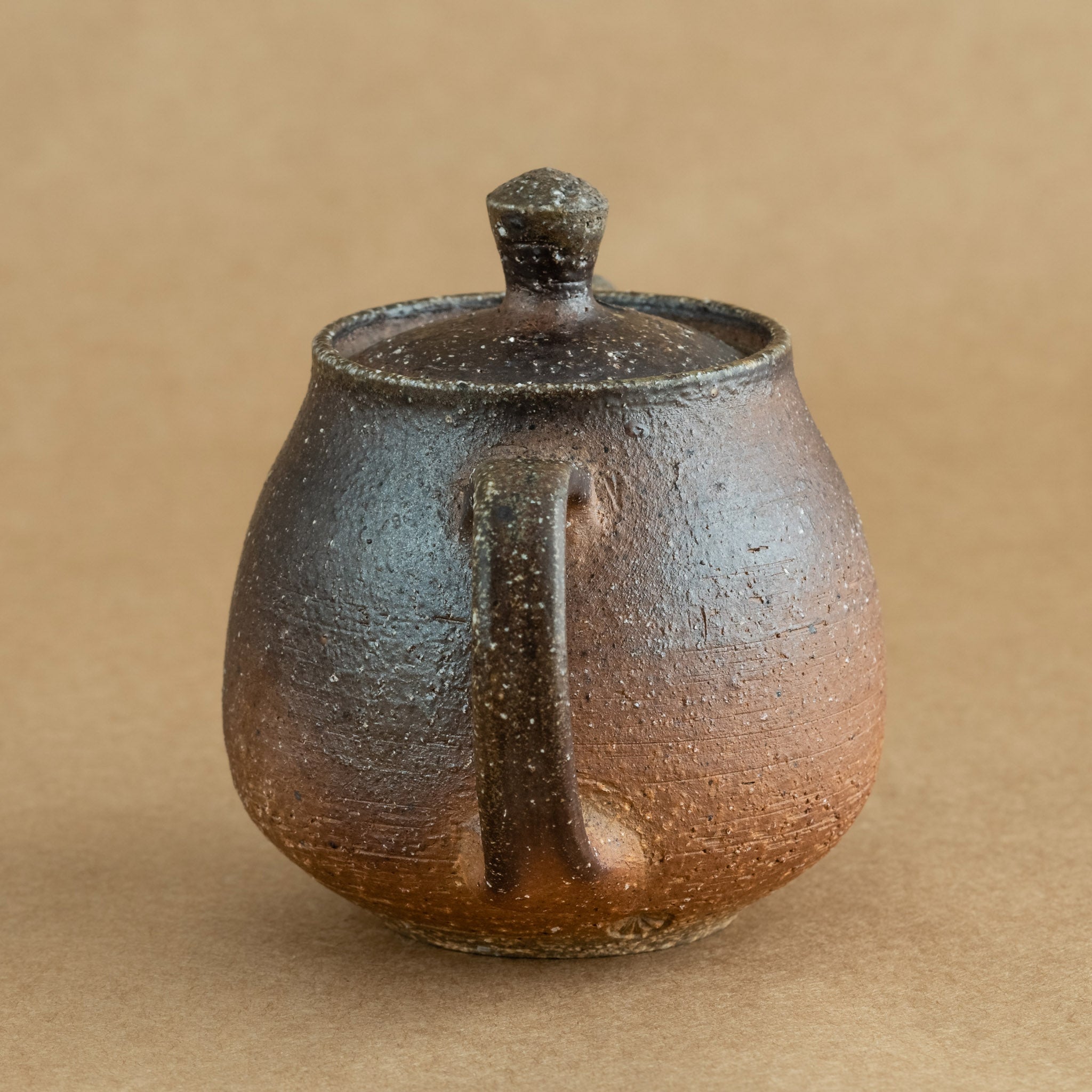 Tetera de gres: Elegante tetera de gres con acabados artesanales, ideal para preparar y disfrutar de tu té favorito.