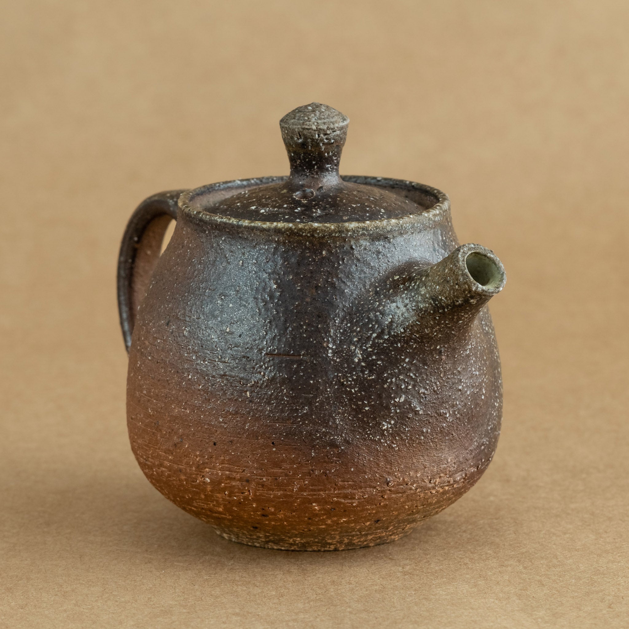 Tetera de gres: Elegante tetera de gres con acabados artesanales, ideal para preparar y disfrutar de tu té favorito.