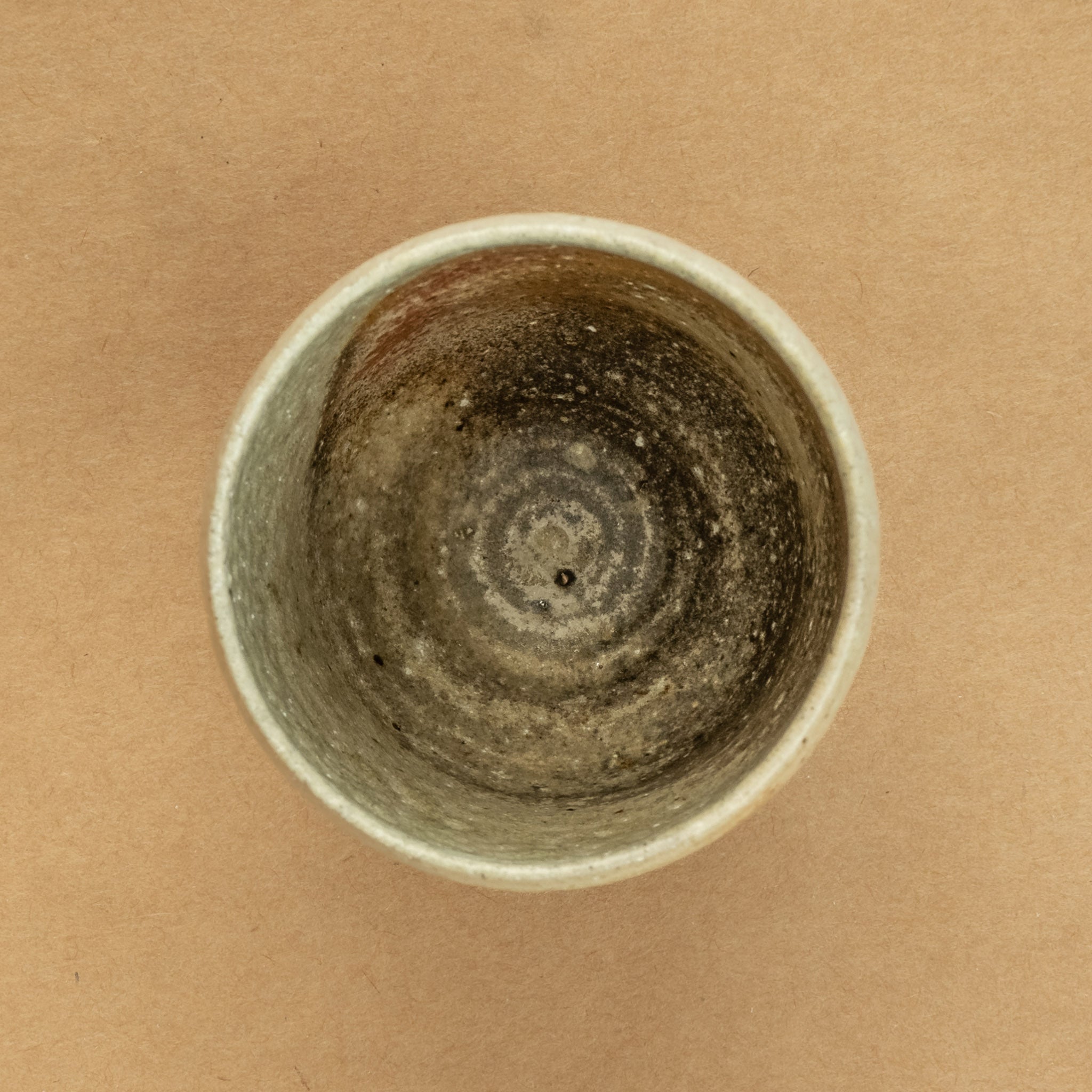 Taza de té de gres: Taza de té de gres resistente, diseñada para realzar el disfrute de tu bebida favorita.