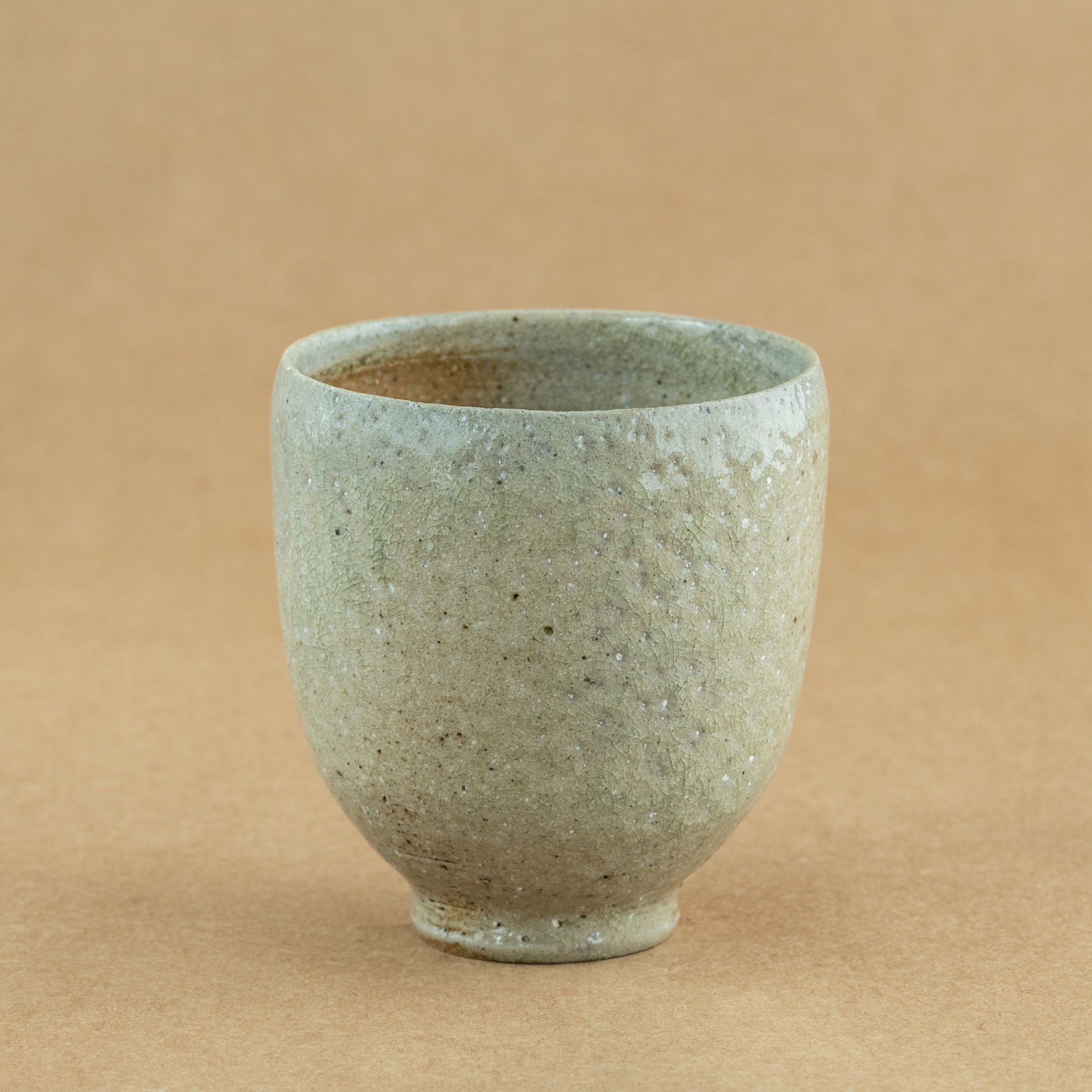 Taza de té de gres: Taza de té de gres resistente, diseñada para realzar el disfrute de tu bebida favorita.
