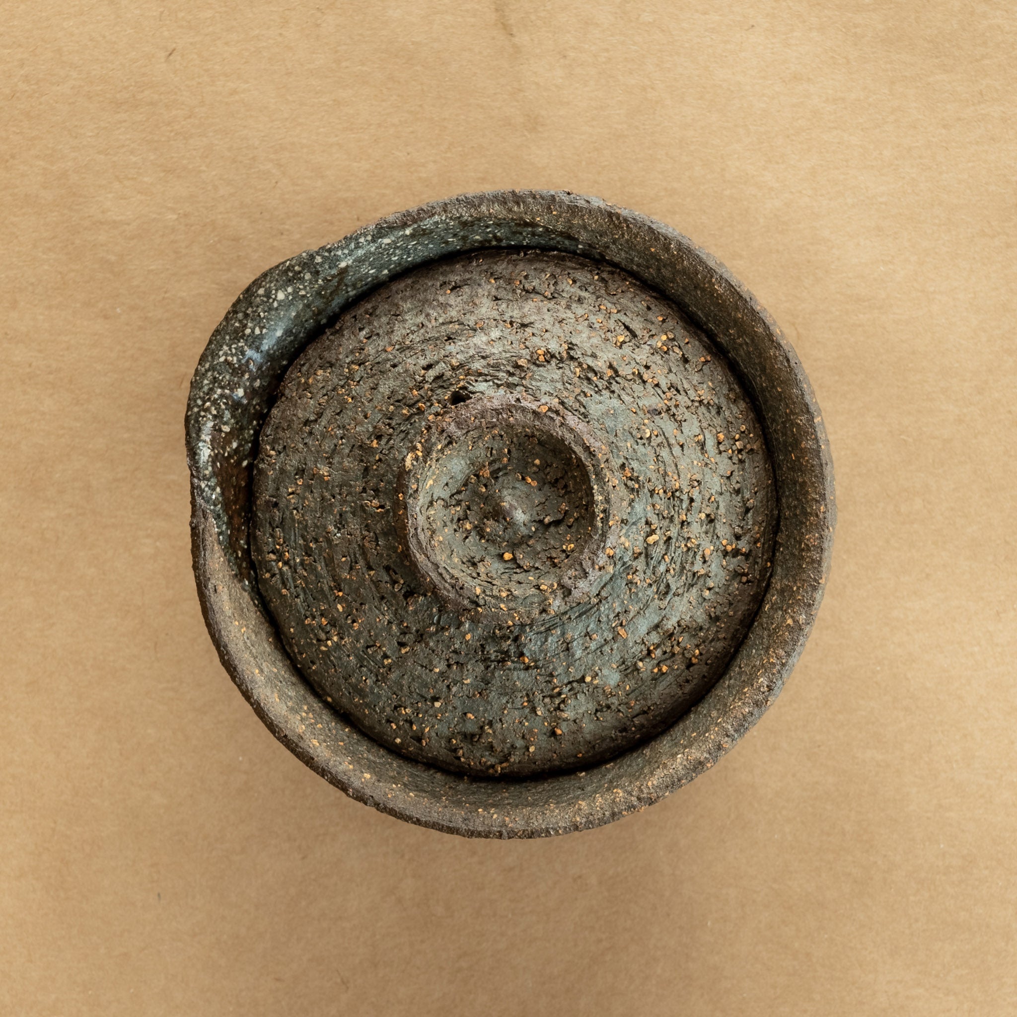 Shiboridashi de gres: Shiboridashi de gres, una pieza única para preparar y servir té de manera tradicional.