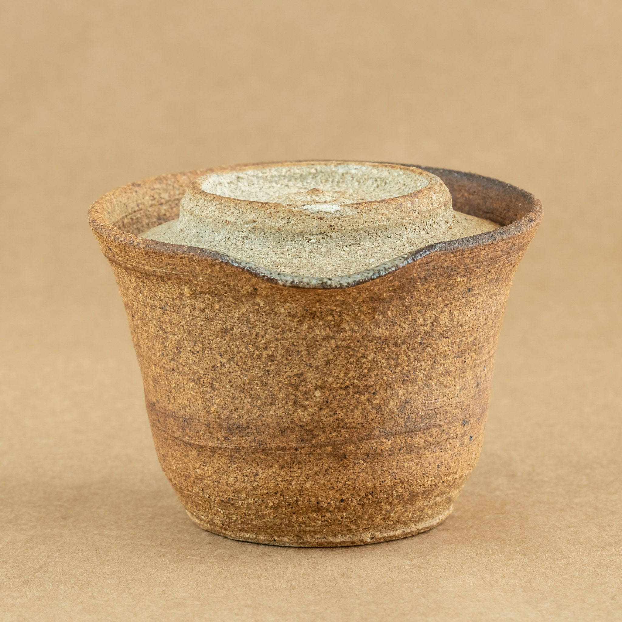 Shiboridashi de gres: Shiboridashi de gres, una pieza única para preparar y servir té de manera tradicional.