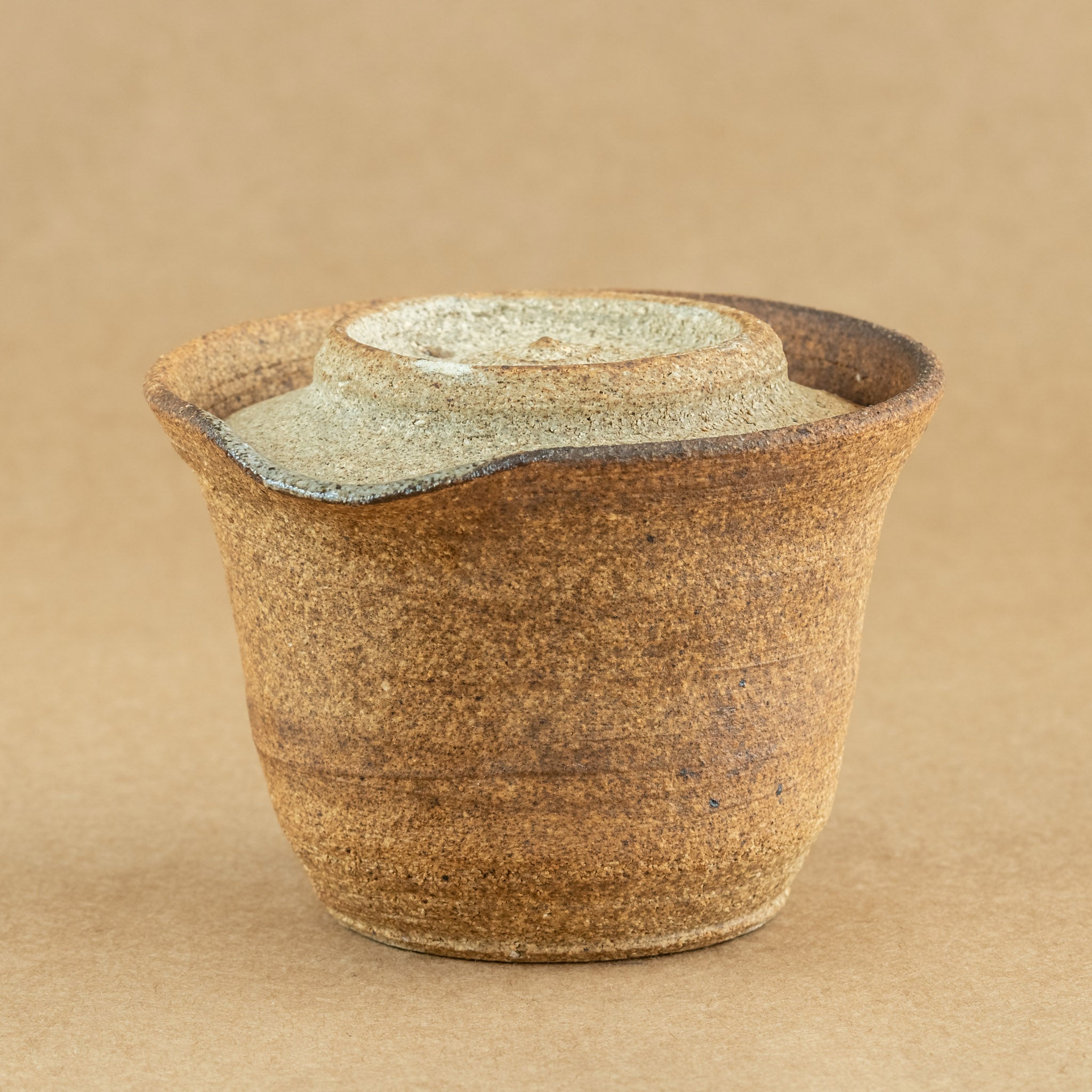 Shiboridashi de gres: Shiboridashi de gres, una pieza única para preparar y servir té de manera tradicional.