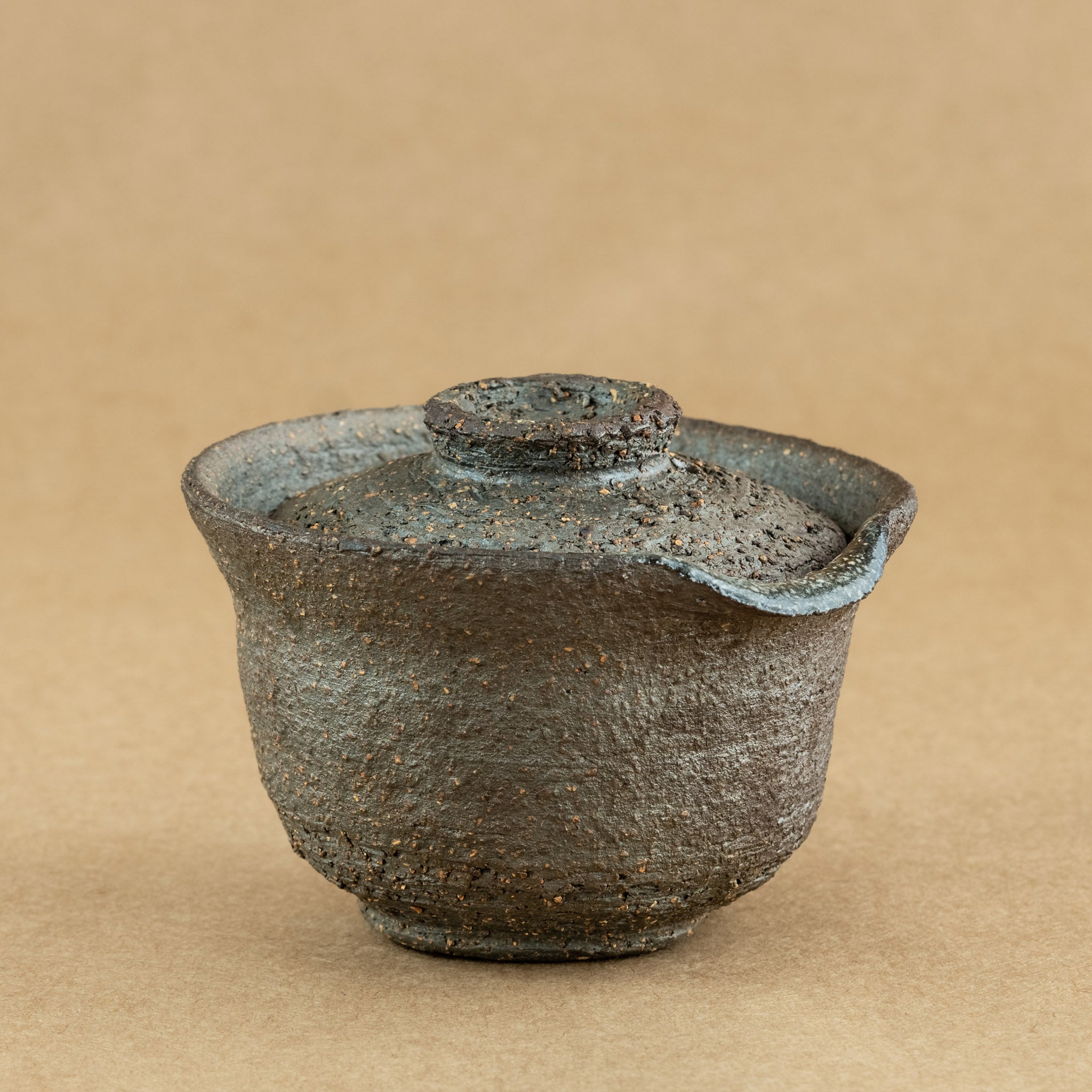 Shiboridashi de gres: Shiboridashi de gres, una pieza única para preparar y servir té de manera tradicional.