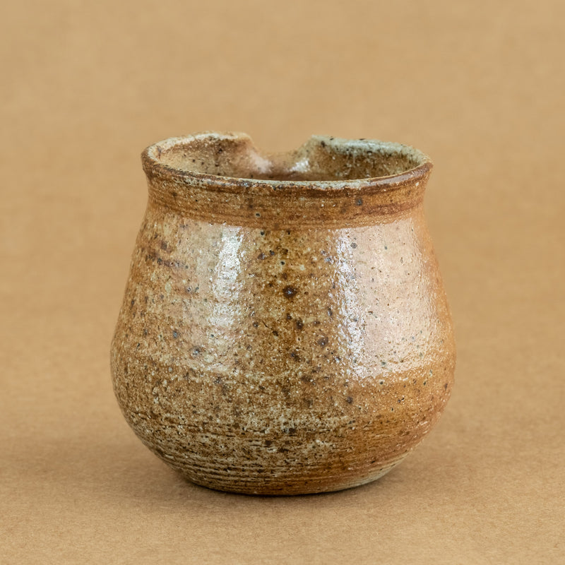 Cha Hai de gres: Cha Hai de gres, una elegante jarra de vertido utilizada en la ceremonia del té, diseñada para disfrutar y apreciar la belleza de la infusión.
