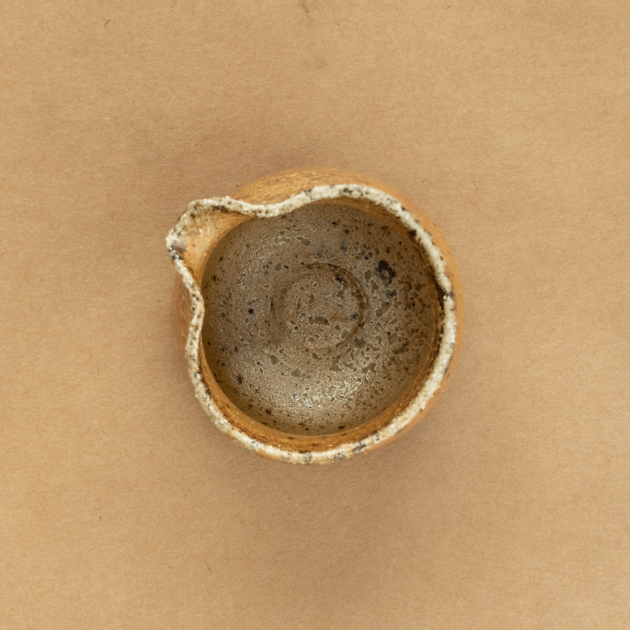 Cha Hai de gres: Cha Hai de gres, una elegante jarra de vertido utilizada en la ceremonia del té, diseñada para disfrutar y apreciar la belleza de la infusión.