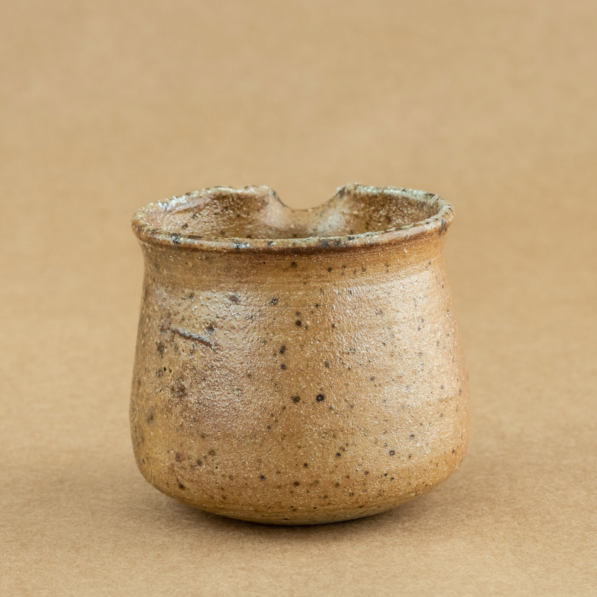 Cha Hai de gres: Cha Hai de gres, una elegante jarra de vertido utilizada en la ceremonia del té, diseñada para disfrutar y apreciar la belleza de la infusión.