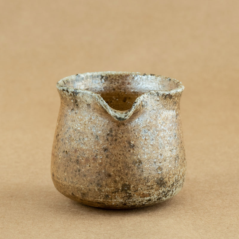 Cha Hai de gres: Cha Hai de gres, una elegante jarra de vertido utilizada en la ceremonia del té, diseñada para disfrutar y apreciar la belleza de la infusión.