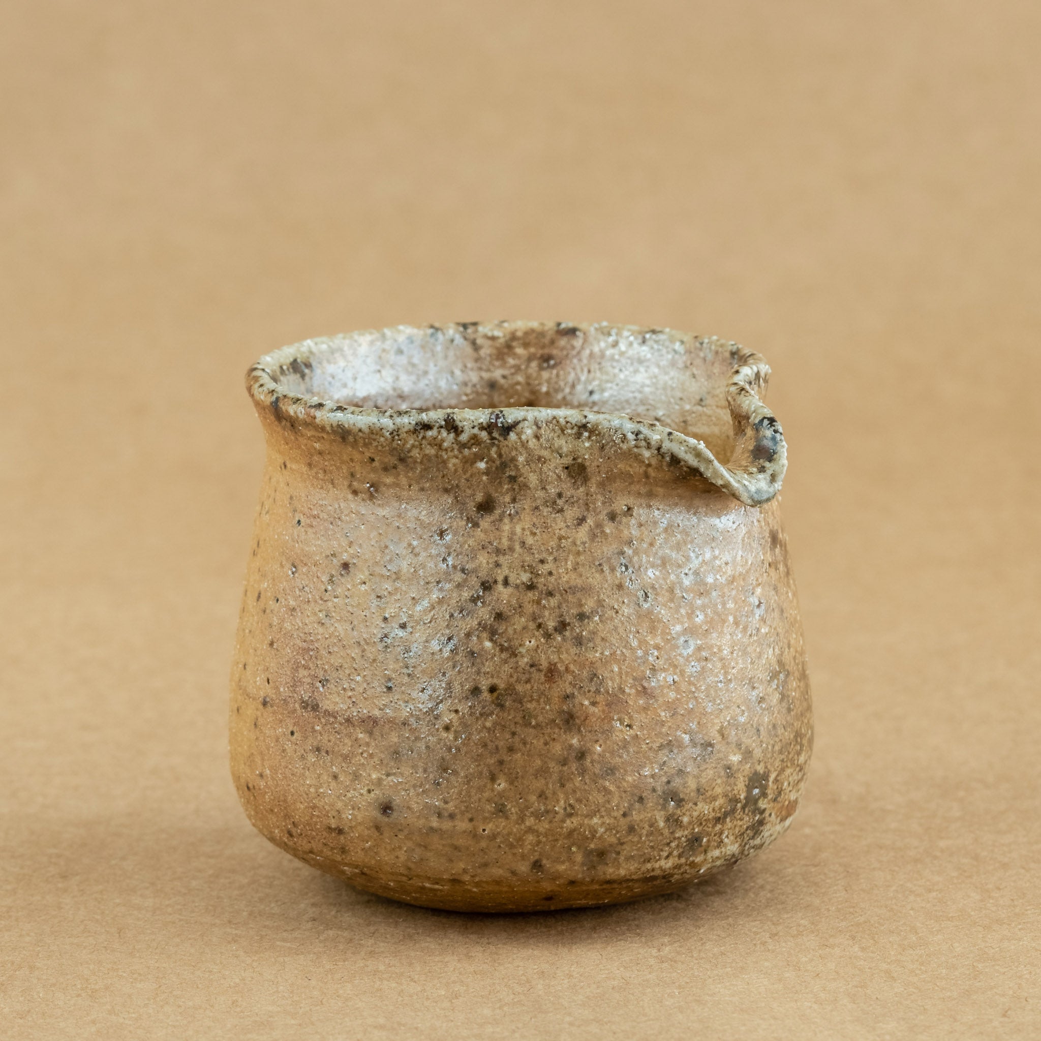 Cha Hai de gres: Cha Hai de gres, una elegante jarra de vertido utilizada en la ceremonia del té, diseñada para disfrutar y apreciar la belleza de la infusión.